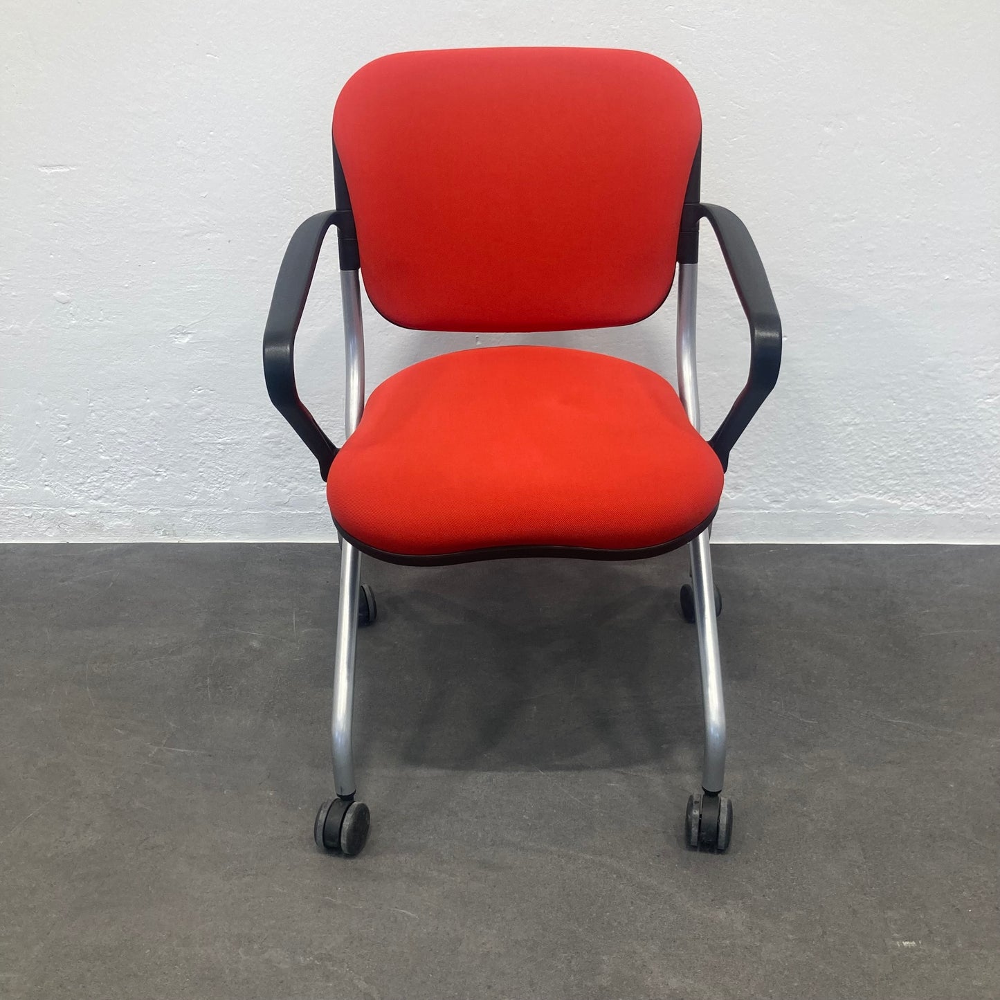 KI Torsion On The Go Roll-Sitzungsstuhl - Professionelles Büro mit Zürich Skyline - Frühlingserwachen - Coral-Rot Schwarz Stoff Silbergrau Gestell - 6038839