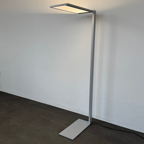 Regent Lightpad LED Stehleuchte für Einzeltisch links