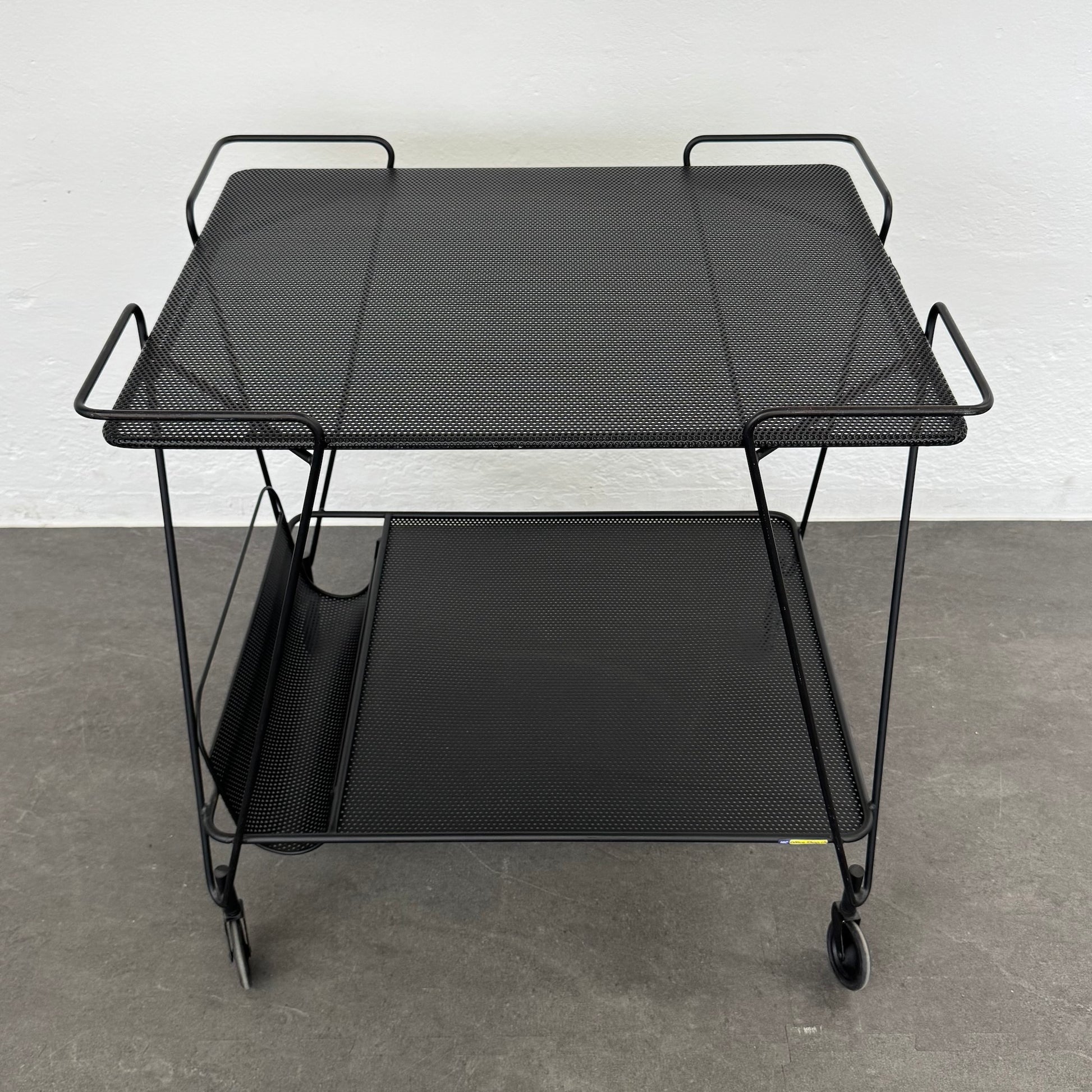 Gubi Matégot Trolley Servierwagen mit Zeitungsablage - 6038894