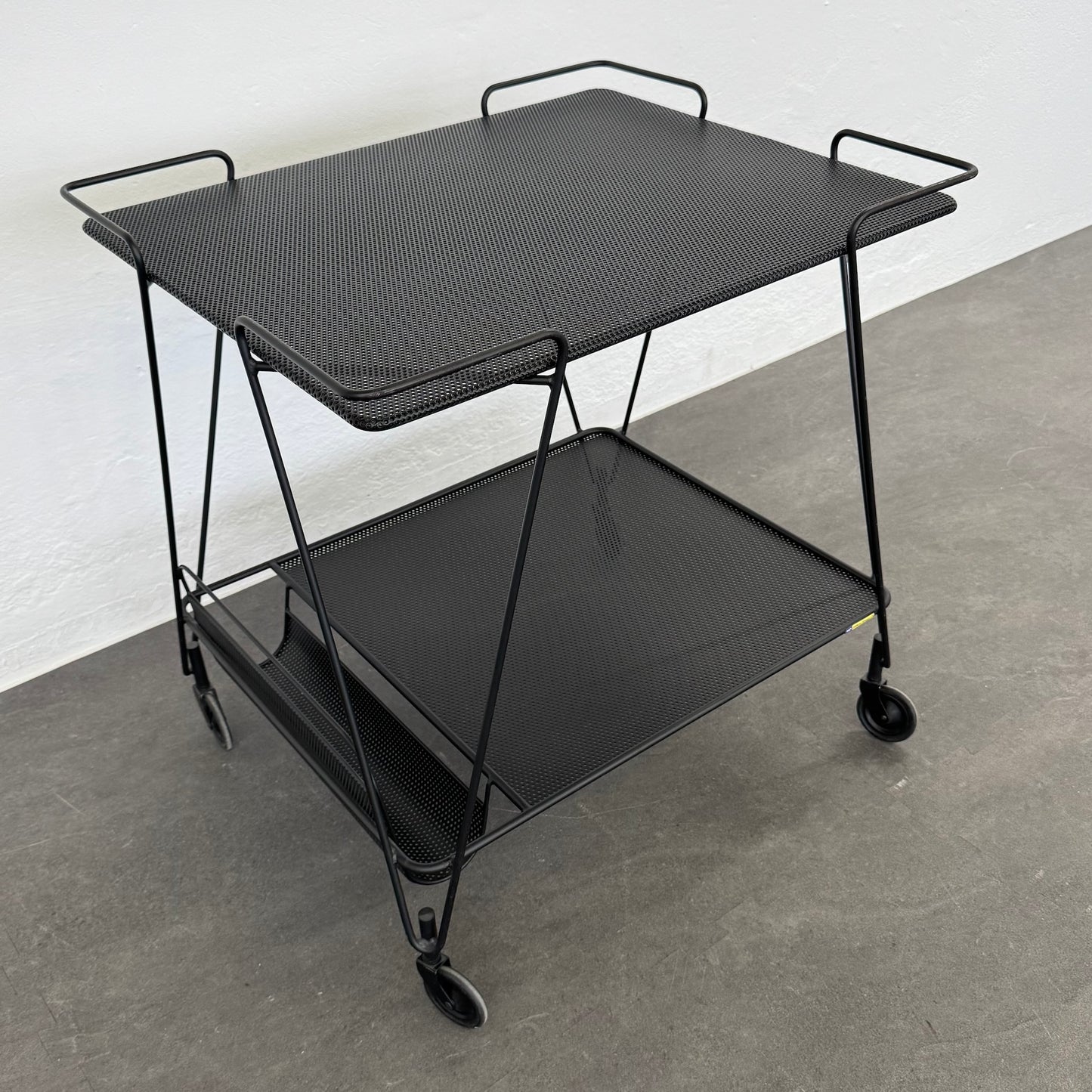 Gubi Matégot Trolley Servierwagen mit 2 Ebenen - 6038894