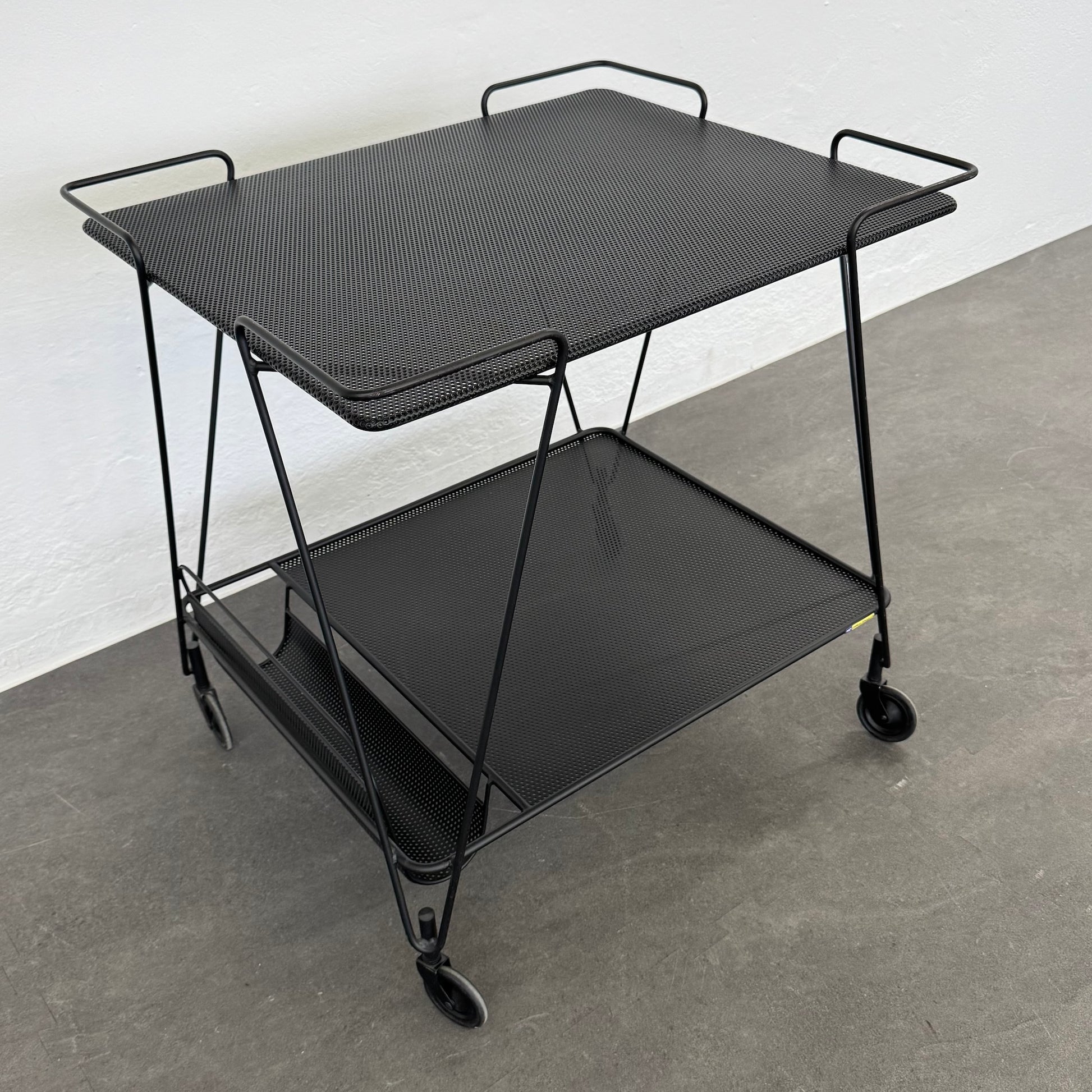 Gubi Matégot Trolley Servierwagen mit 2 Ebenen - 6038894