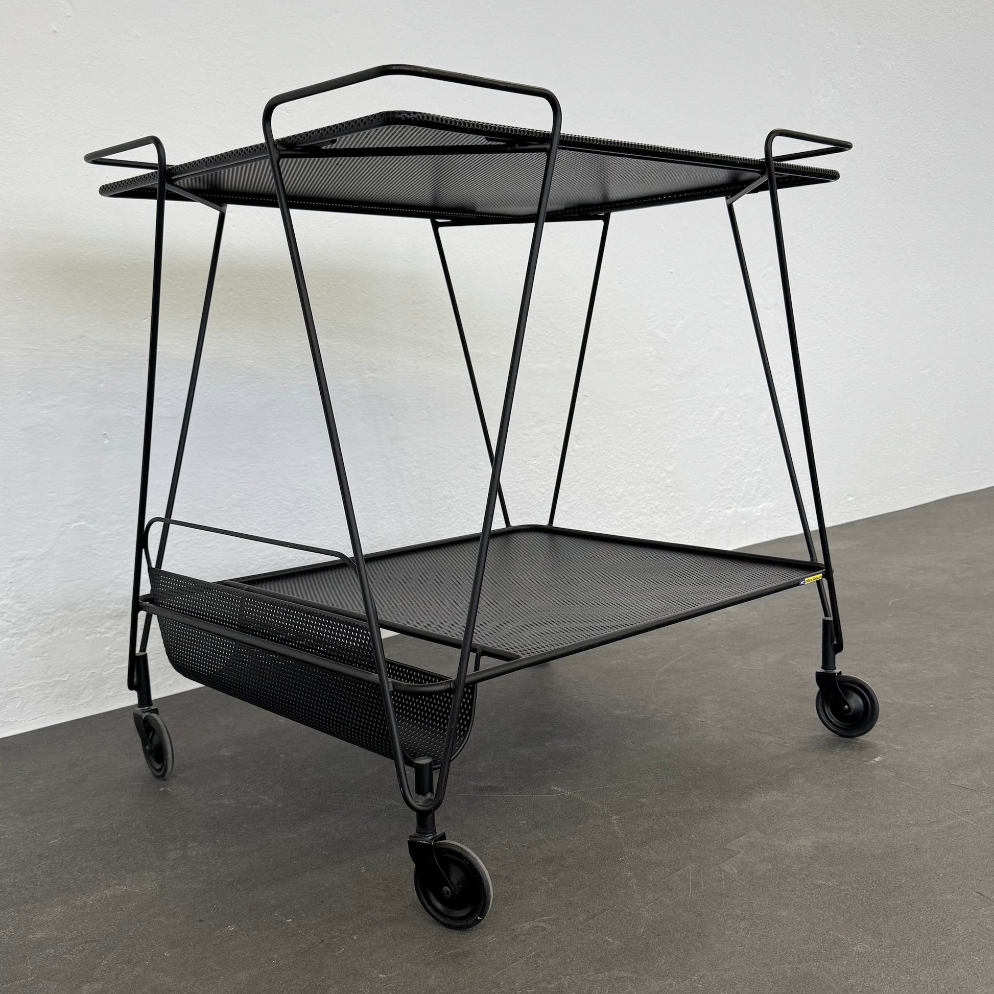 Gubi Matégot Trolley Servierwagen seitliche Ansicht - 6038894