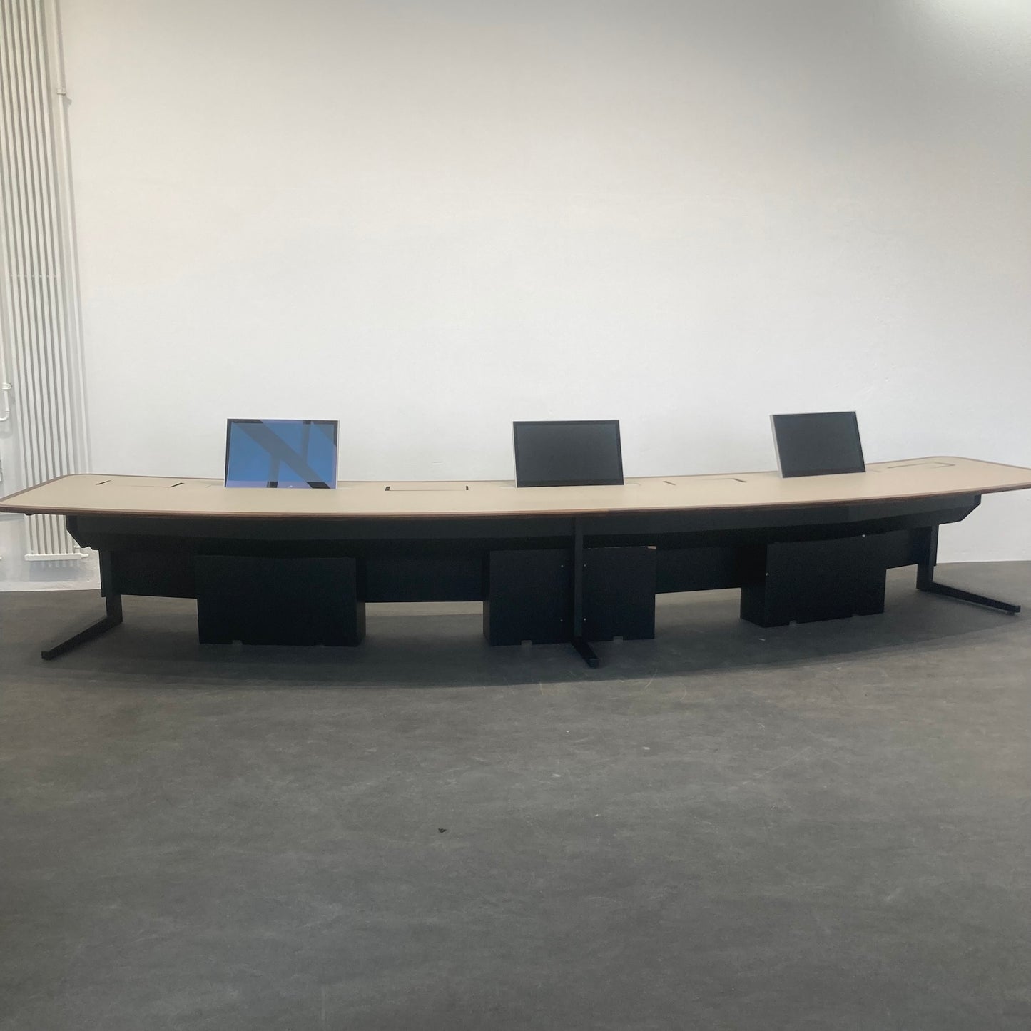 Zurbuchen Bording Room Table mit Tischplatte aus MDF in Fenix Creme - 6038902
