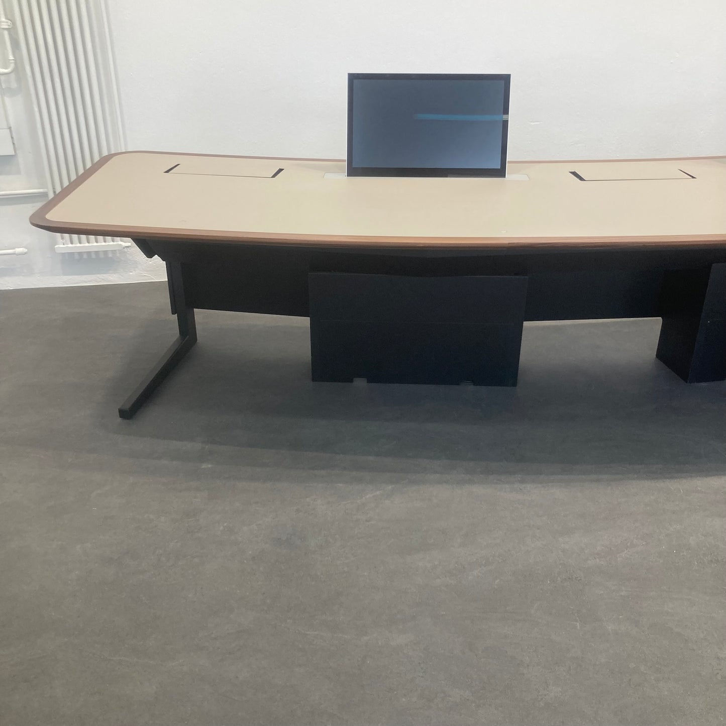 Zurbuchen Bording Table mit schwarzem Gestell - 6038902