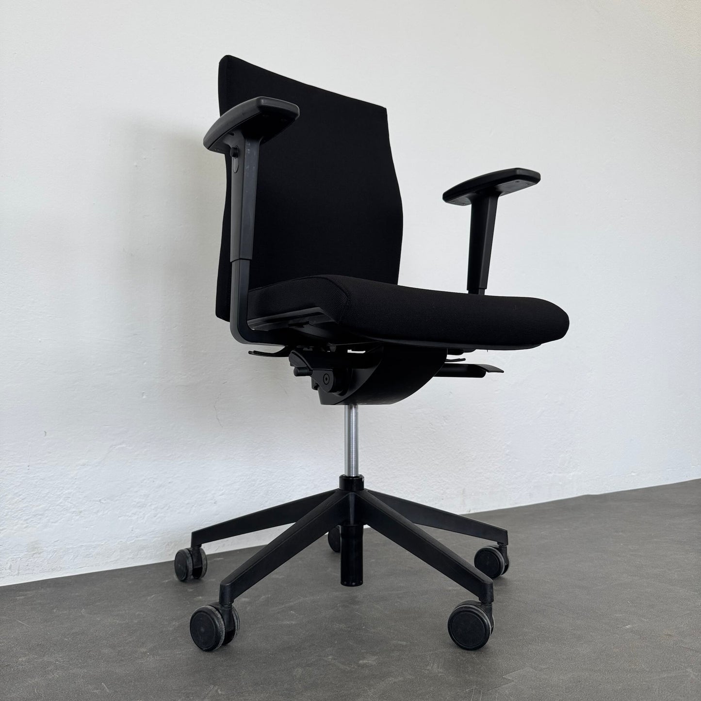 Züco Cubo Bürodrehstuhl Ansicht von unten links - 6038907