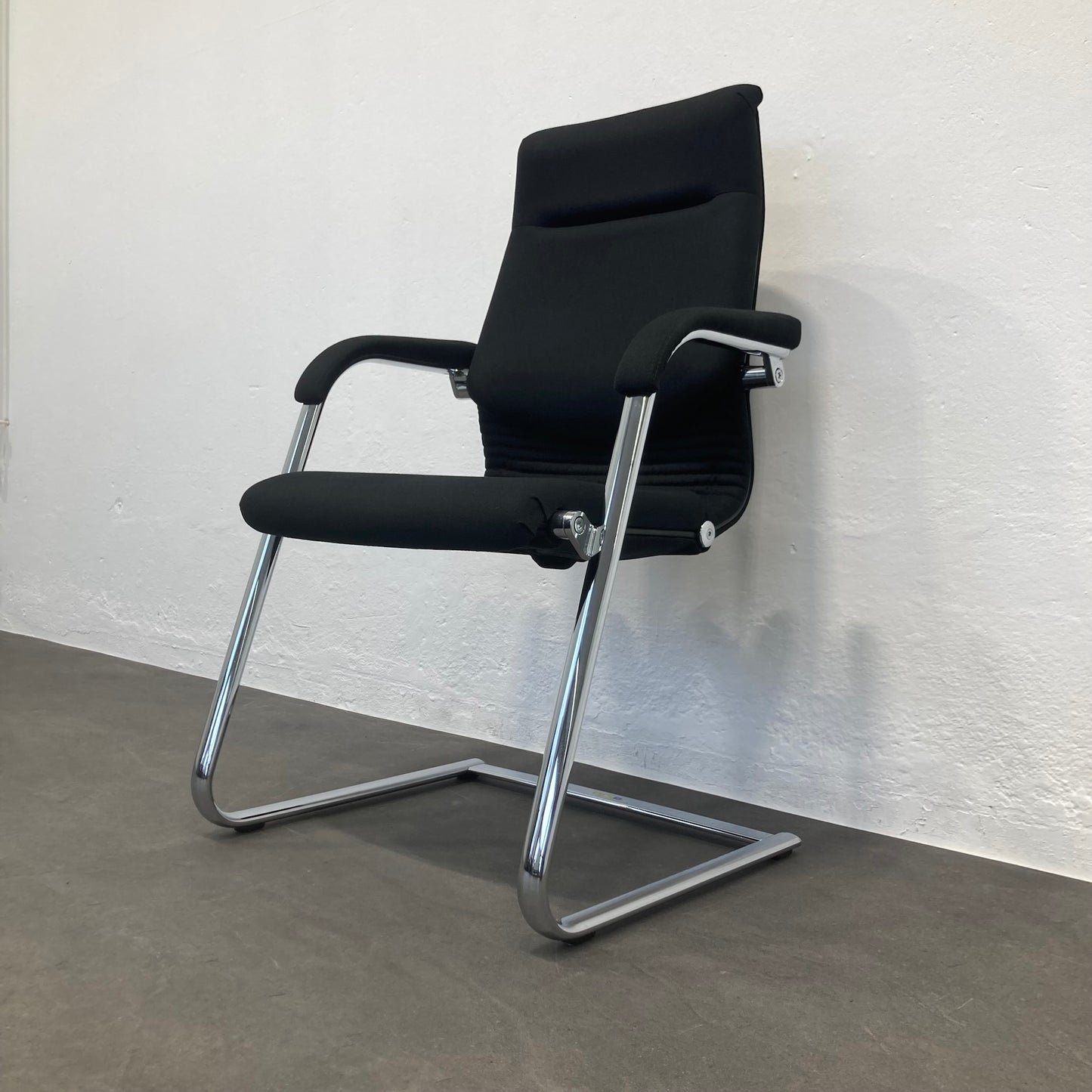 Girsberger Trilax Freischwinger Detailfoto von unten rechts - 6038911
