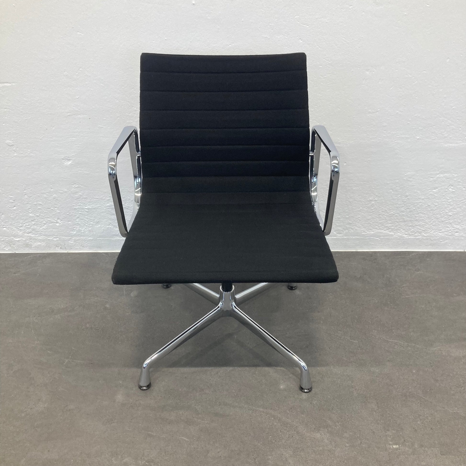 Vitra Eames Alu Chair EA108 Hopsakbezug Schwarz - 6038913