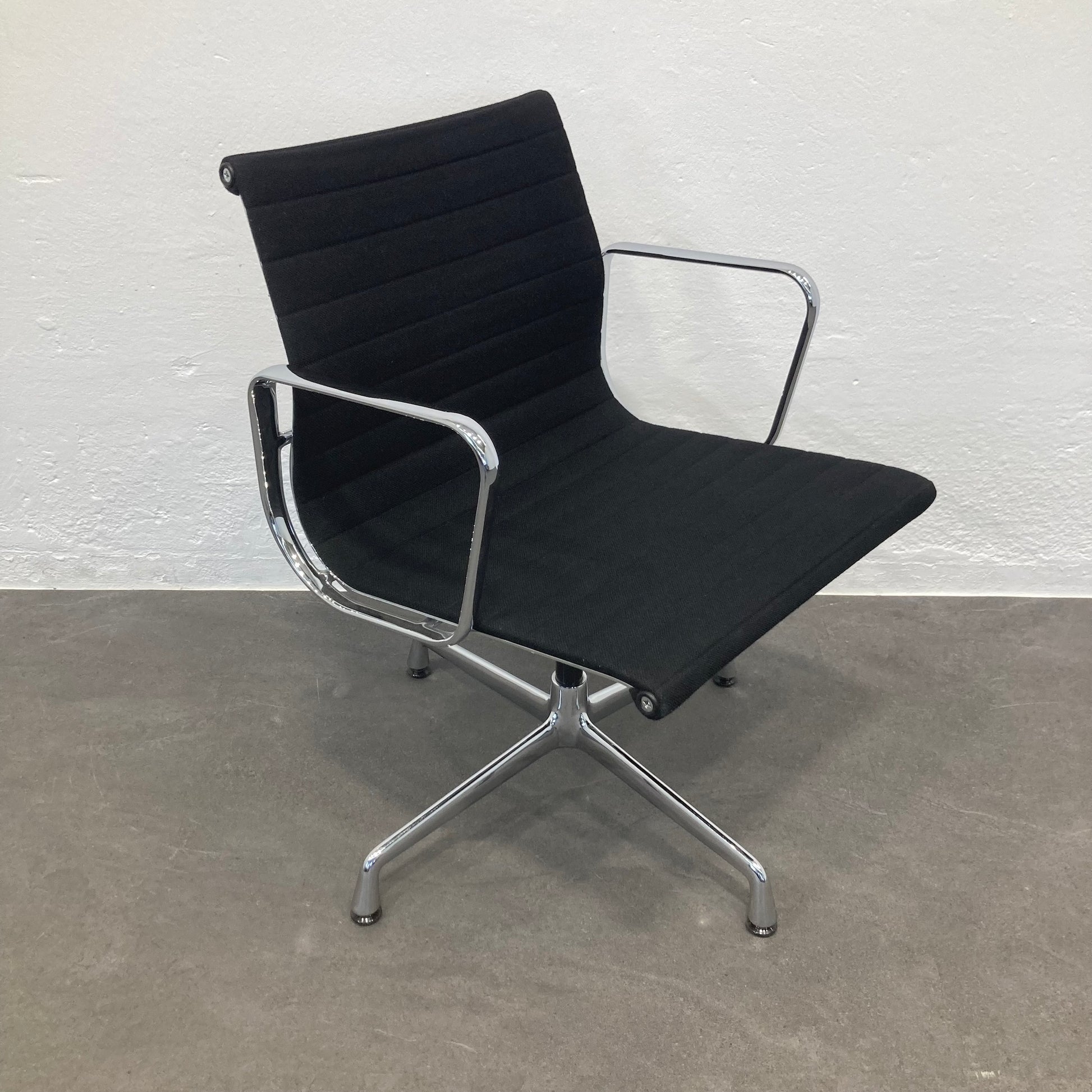 Vitra Eames Alu Chair EA108 Hopsakbezug mit Armlehnen - 6038913