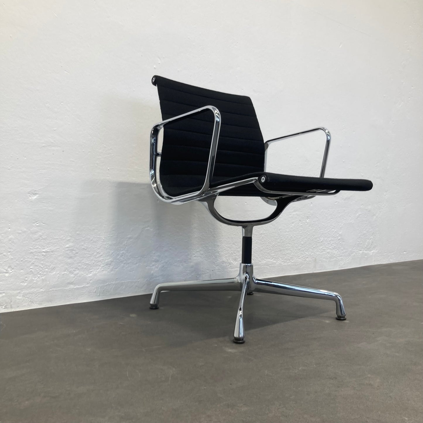 Vitra Eames Alu Chair EA108 Hopsakbezug Ansicht von unten links - 6038913