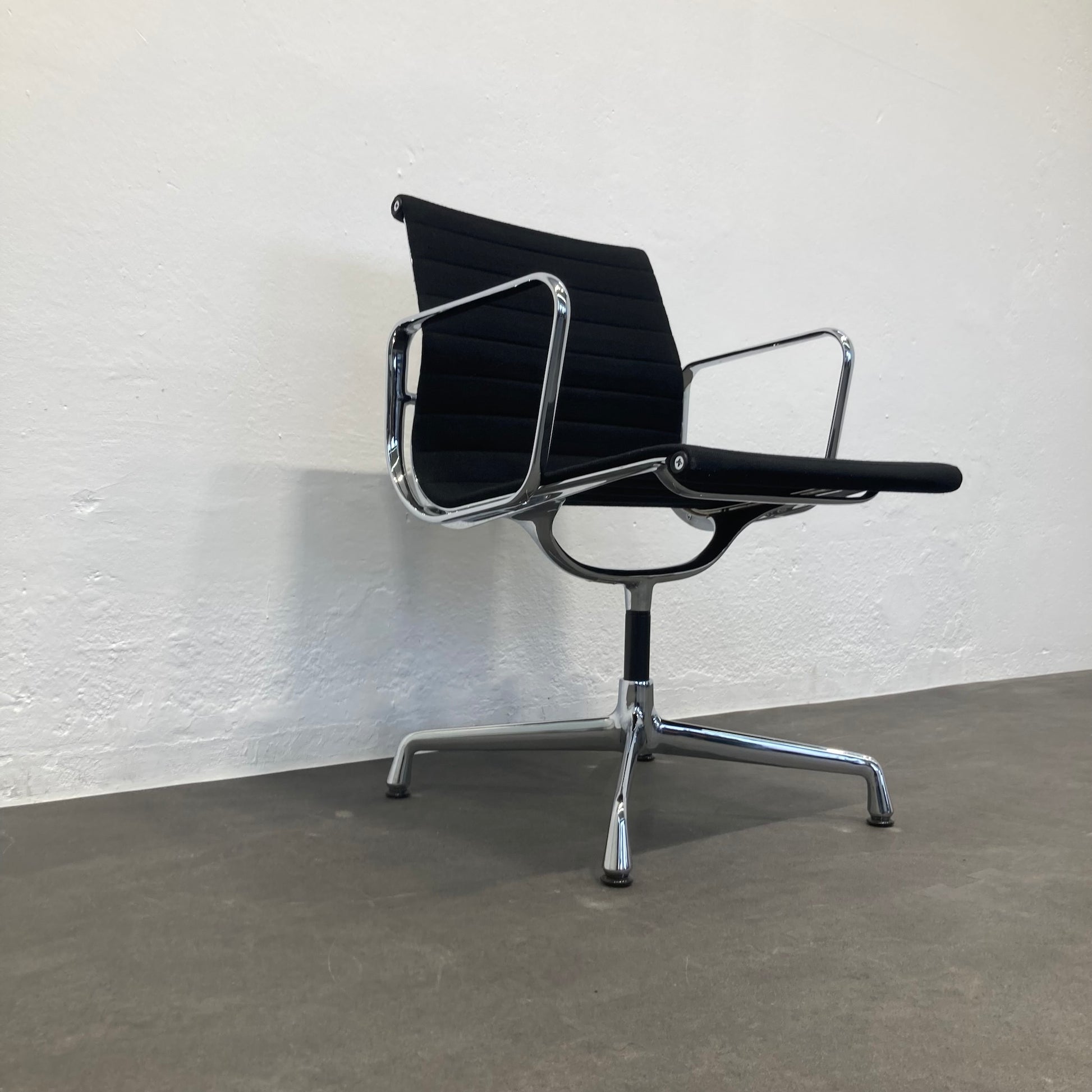 Vitra Eames Alu Chair EA108 Hopsakbezug Ansicht von unten links - 6038913