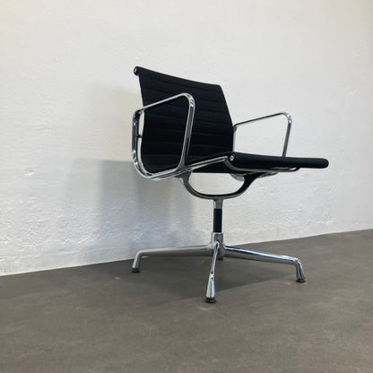 Vitra Eames Alu Chair EA108 Hopsakbezug Ansicht von unten links - 6038913