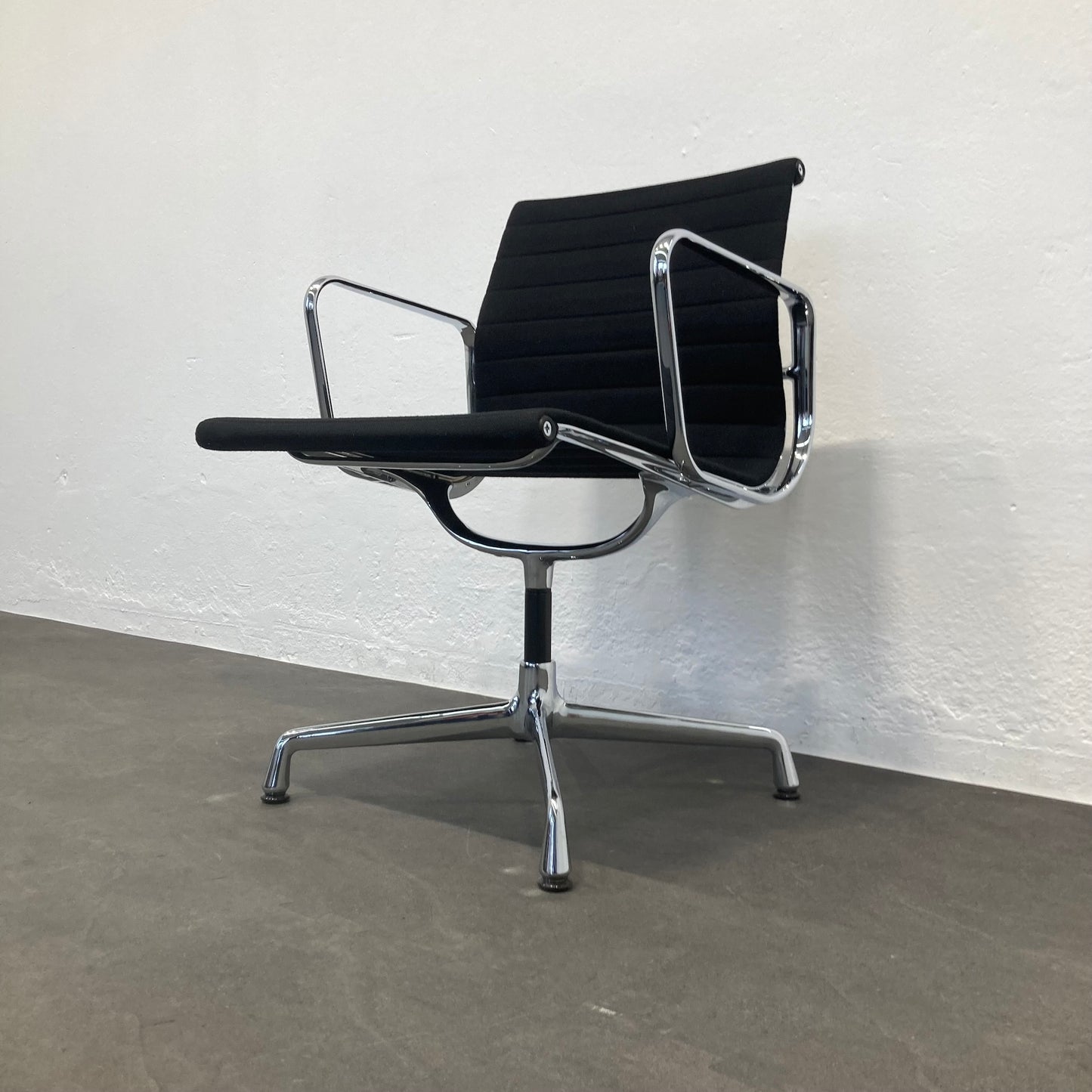 Vitra Eames Alu Chair EA108 Hopsakbezug Ansicht von unten rechts - 6038913