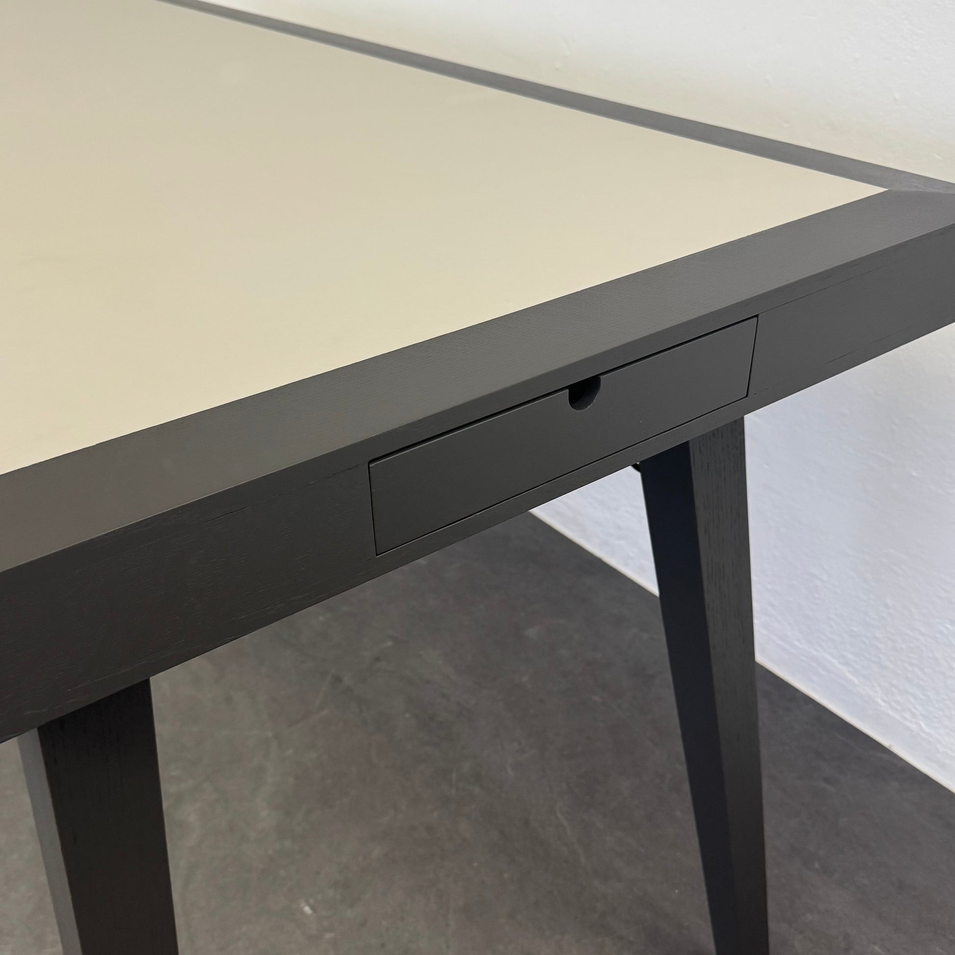 Westwing Tova Stehbartisch mit Kabelklappe seitlich - 6038927