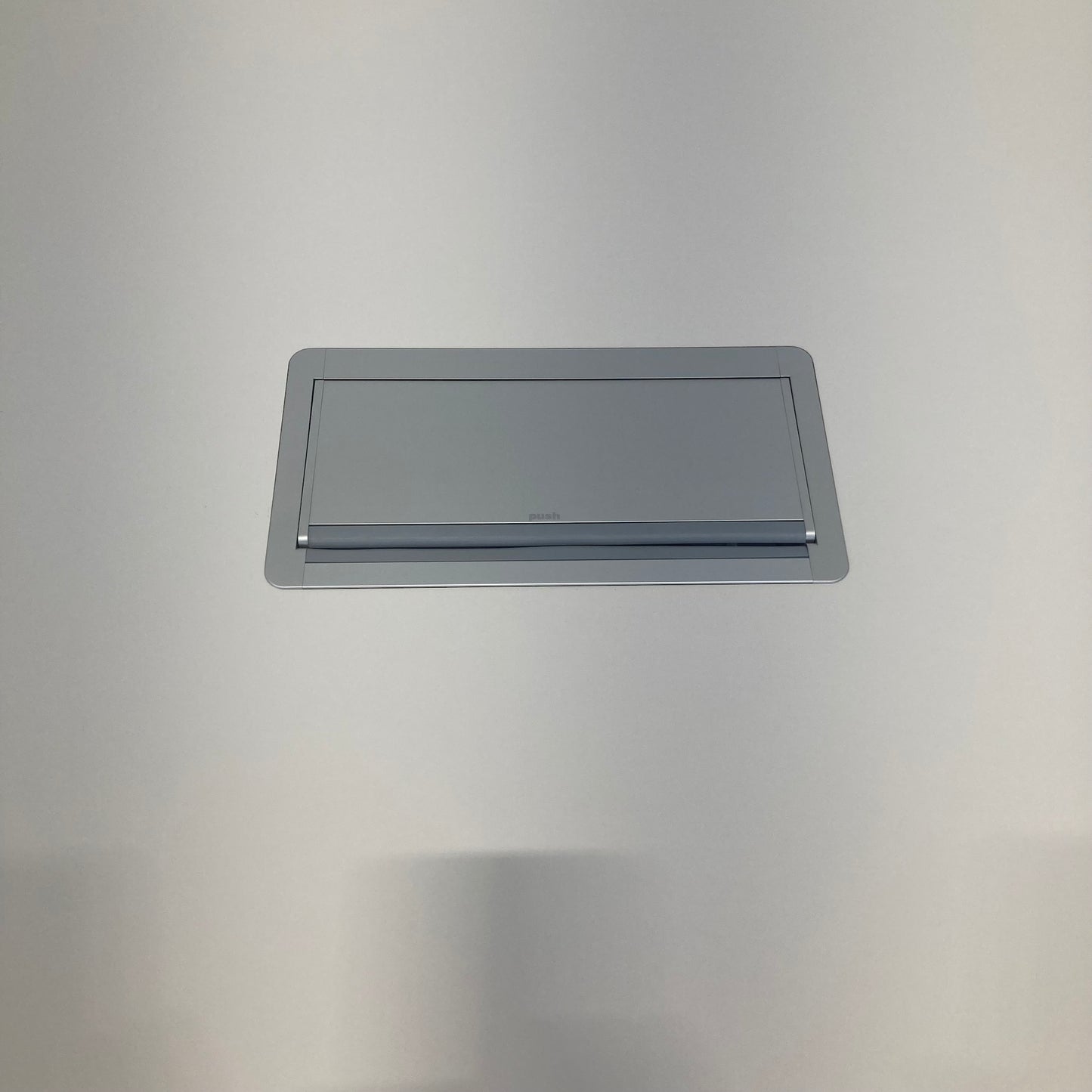 Lista Office Motion Sitzungstisch Detailfoto Kabelklappe geschlossen - 6038934