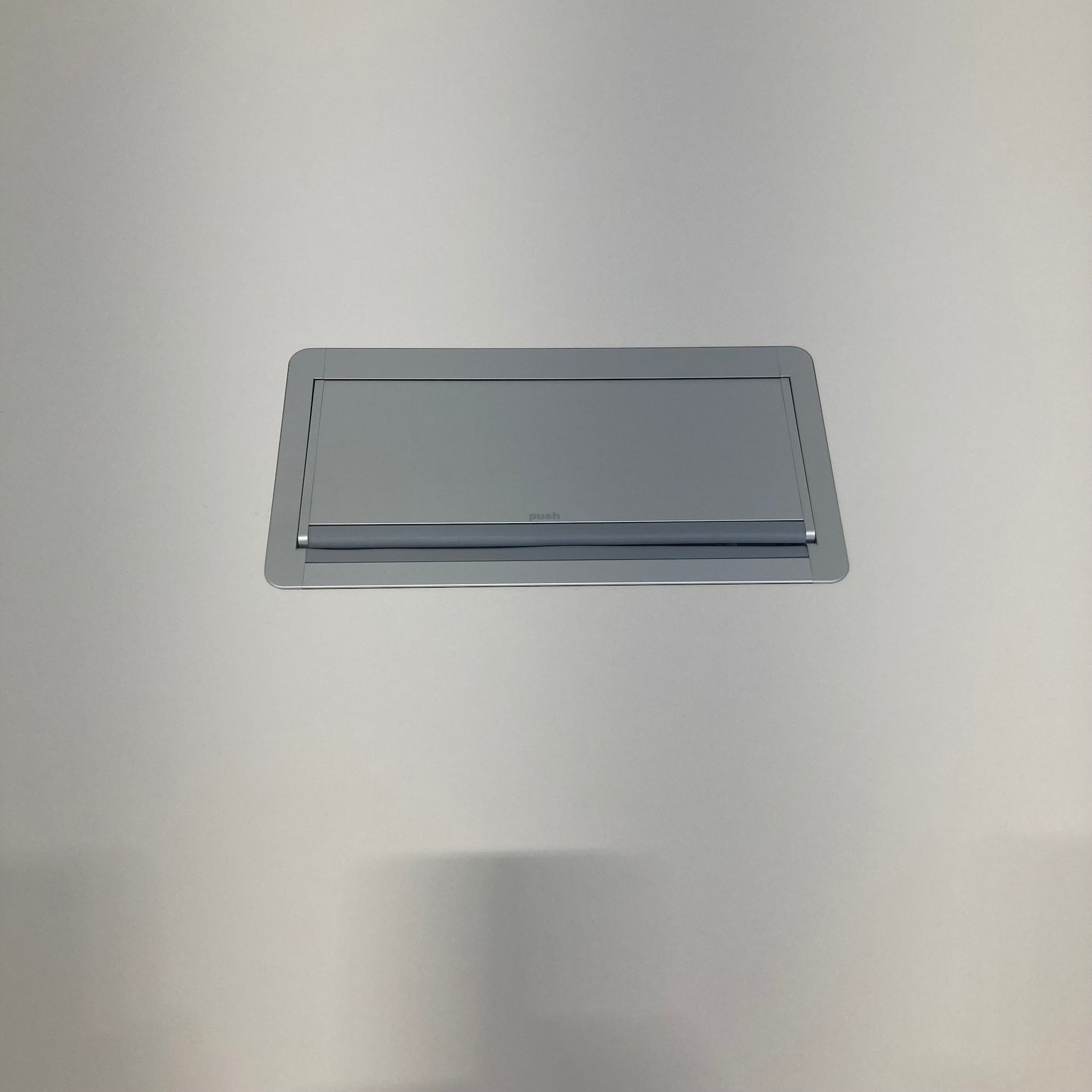 Lista Office Motion Sitzungstisch Detailfoto Kabelklappe geschlossen - 6038934