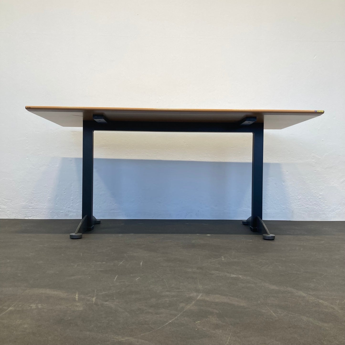 Elan Euroffice Sitzungstisch Foto von unten