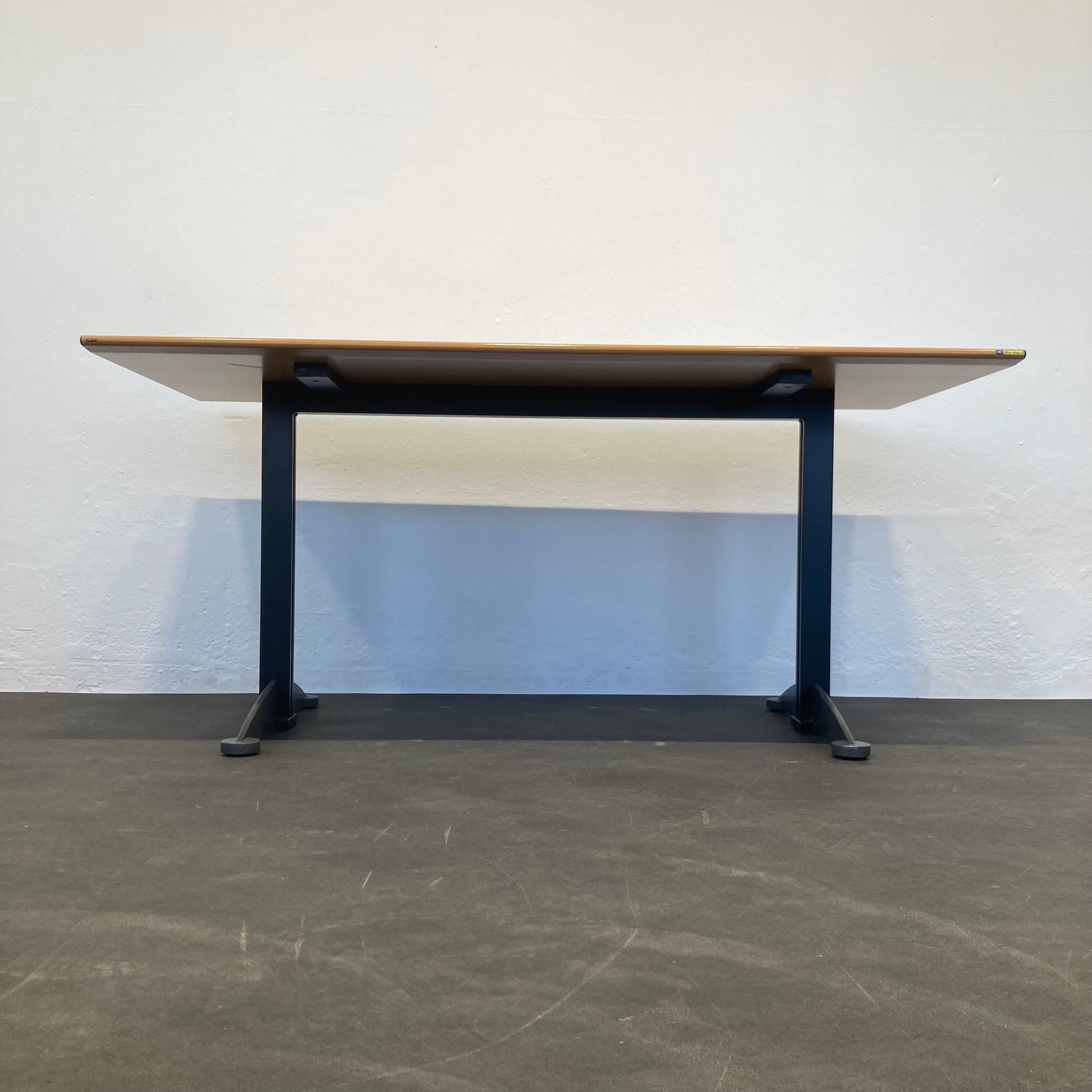 Elan Euroffice Sitzungstisch Foto von unten