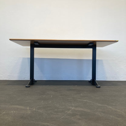 Elan Euroffice Sitzungstisch Foto von unten