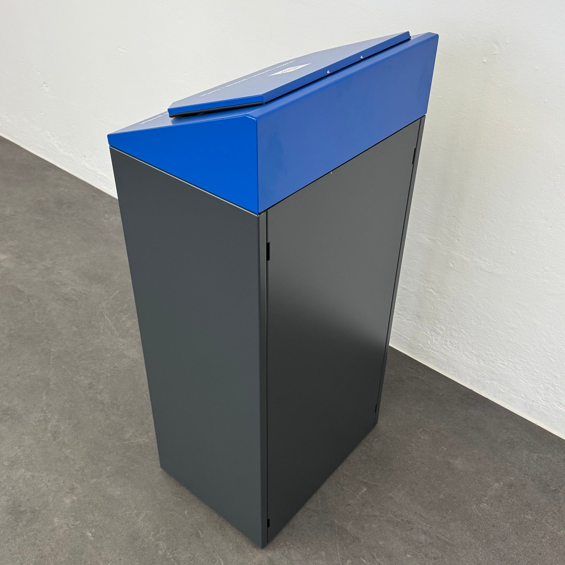 Office Tool Footman Sammelbehälter für Papier Ansicht von hinten - 6038943
