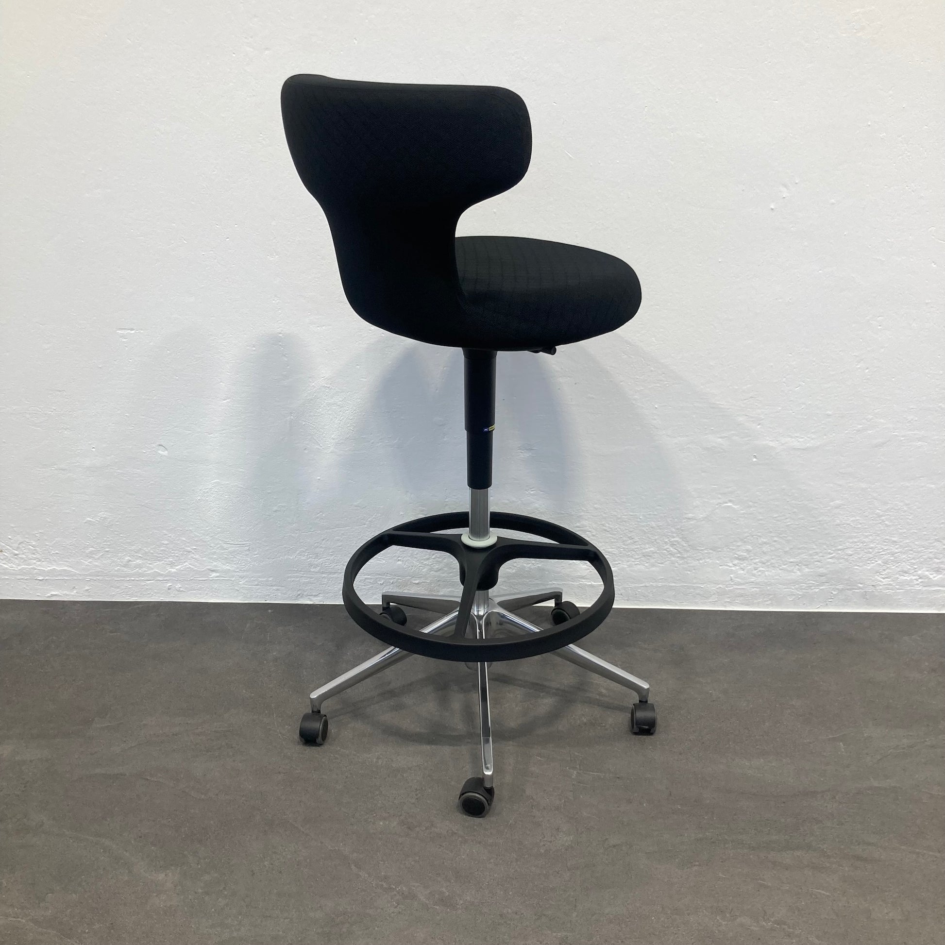 Vitra Pivot High Stool mit Rückenlehne