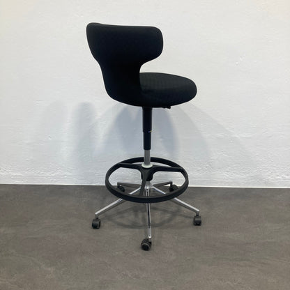 Vitra Pivot High Stool mit Rückenlehne