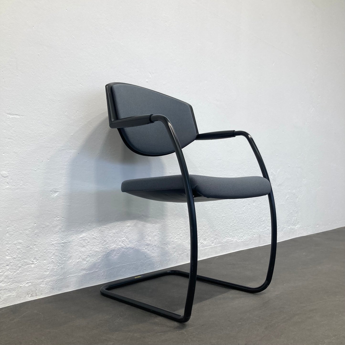 Giroflex G16 Freischwinger seitliche Ansicht von unten links - 6038961