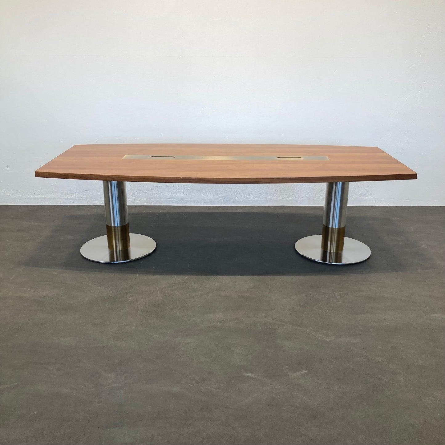 Wilkhahn Exclusiv Sitzungstisch 2500x1150mm mit Kabelkanal aus Spanplatte in Nussbaumfurnier - 6038969