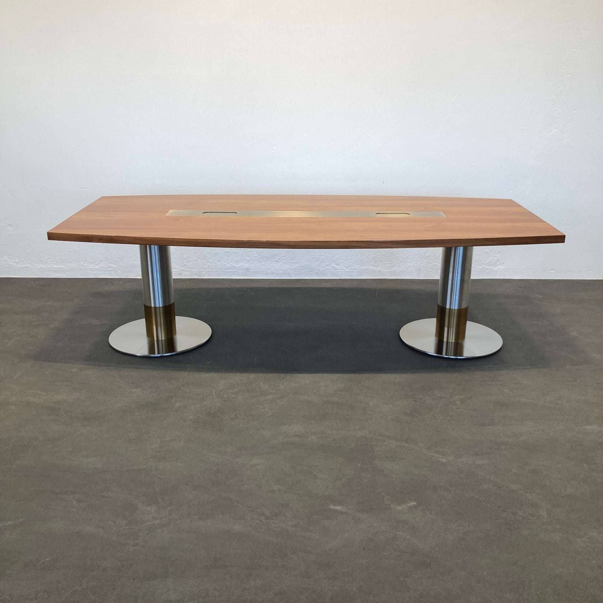 Wilkhahn Exclusiv Sitzungstisch 2500x1150mm mit Kabelkanal aus Spanplatte in Nussbaumfurnier - 6038969