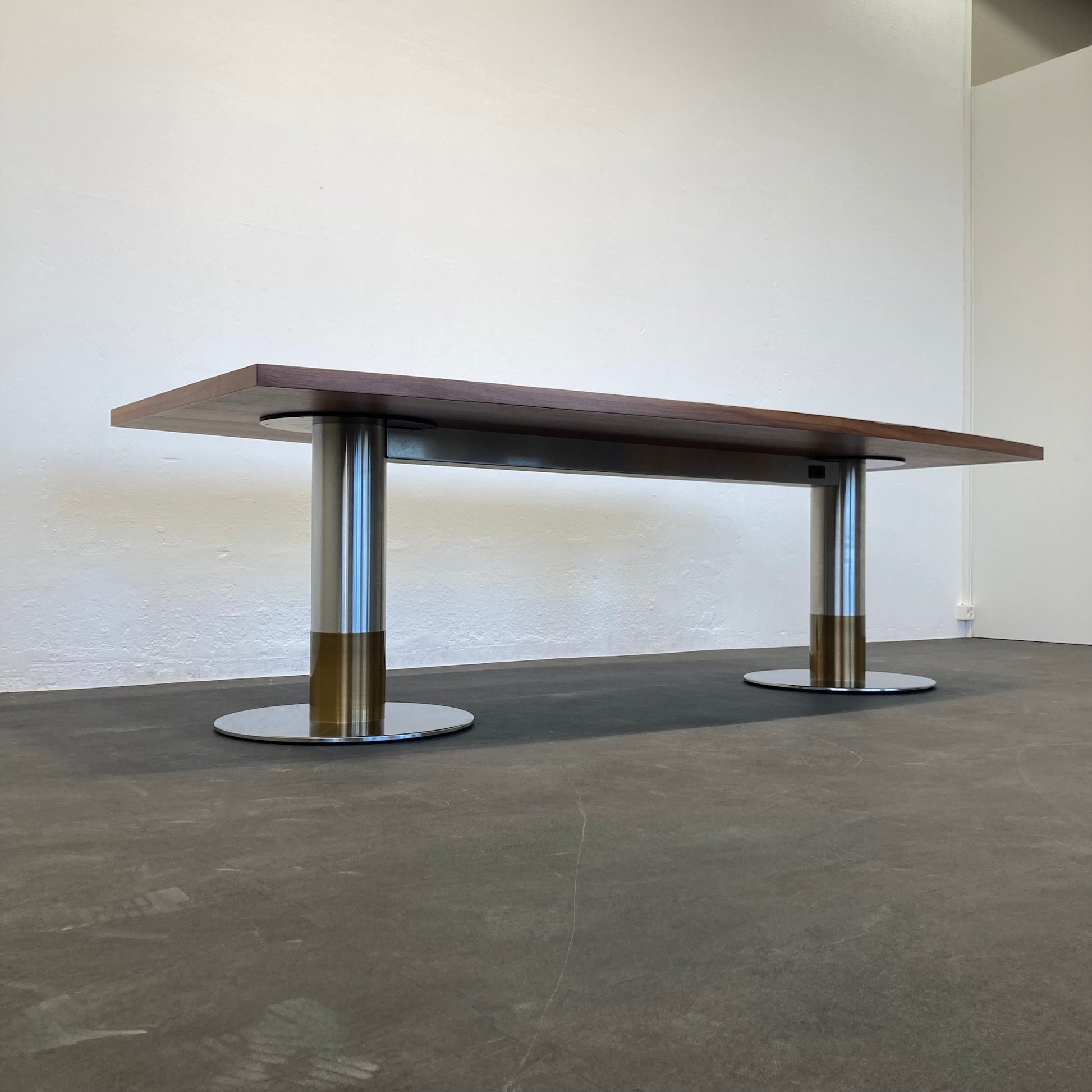 Wilkhahn Exclusiv Sitzungstisch 2500x1150mm mit Kabelkanal seizliche Ansicht von unten - 6038969
