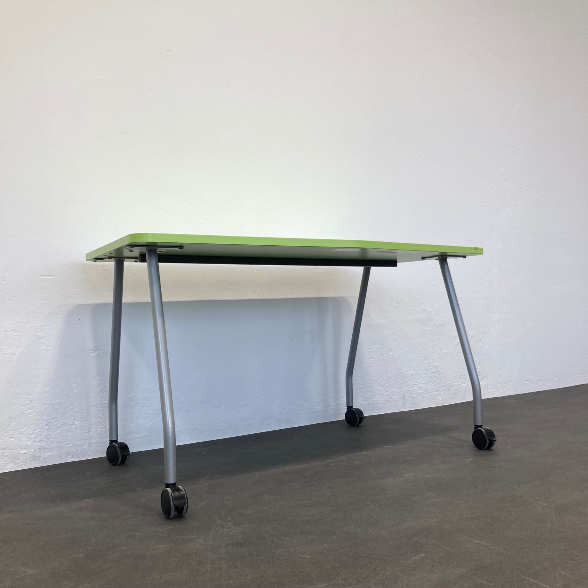 Steelcase Education Roll-Schreibtisch seitlich von unten - 6038982