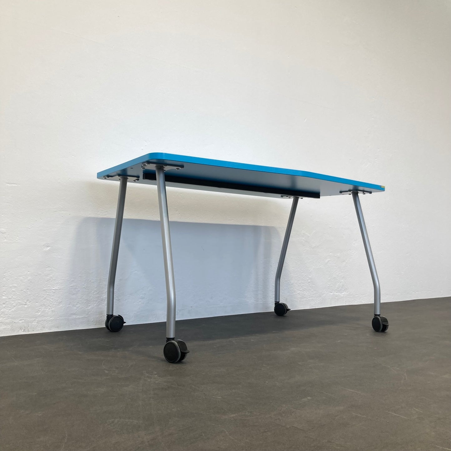 Steelcase Education Roll-Schreibtisch seitlich von unten - 6038983