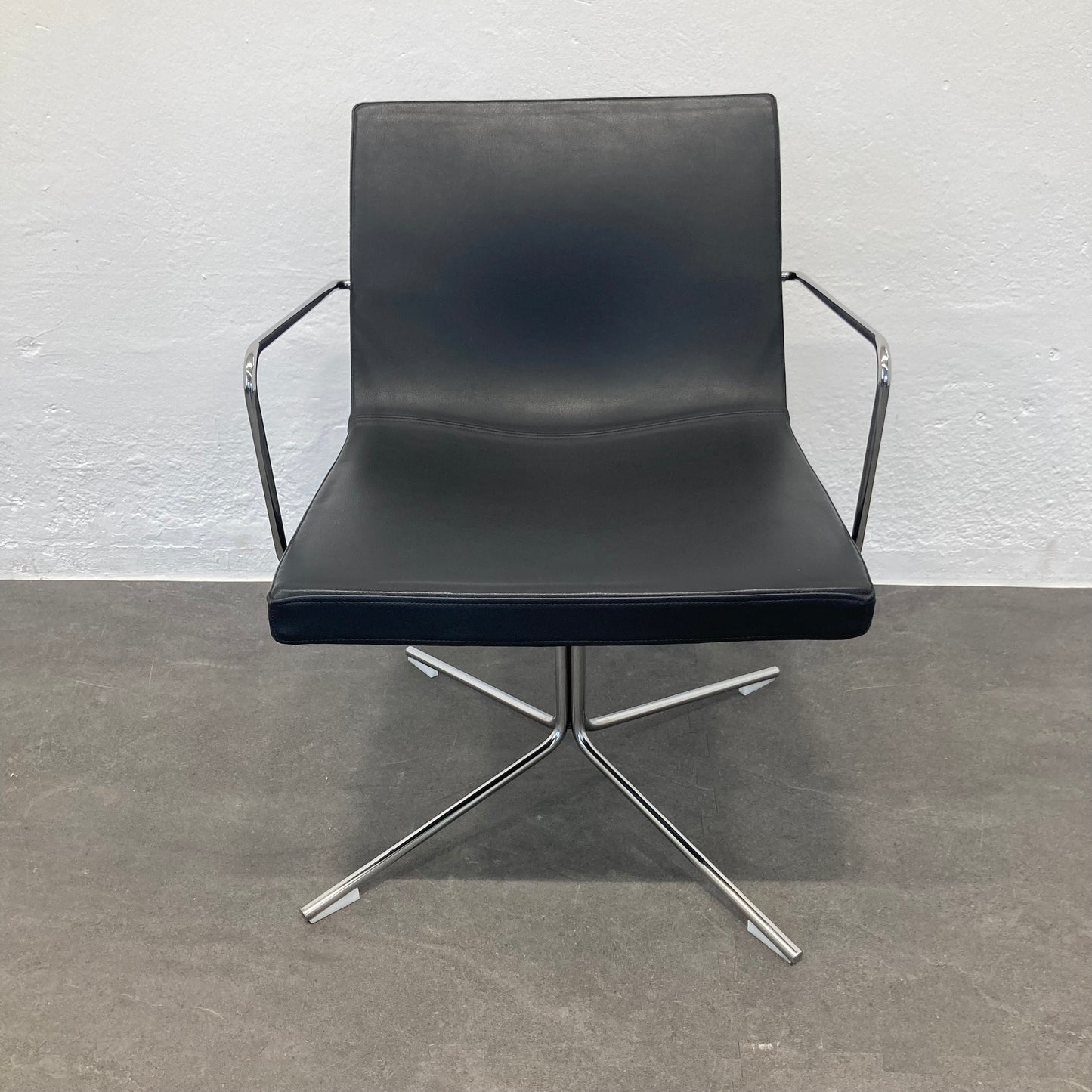 Offecct by Flokk Bond Armlehndrehstuhl aus Leder Schwarz - 6038991