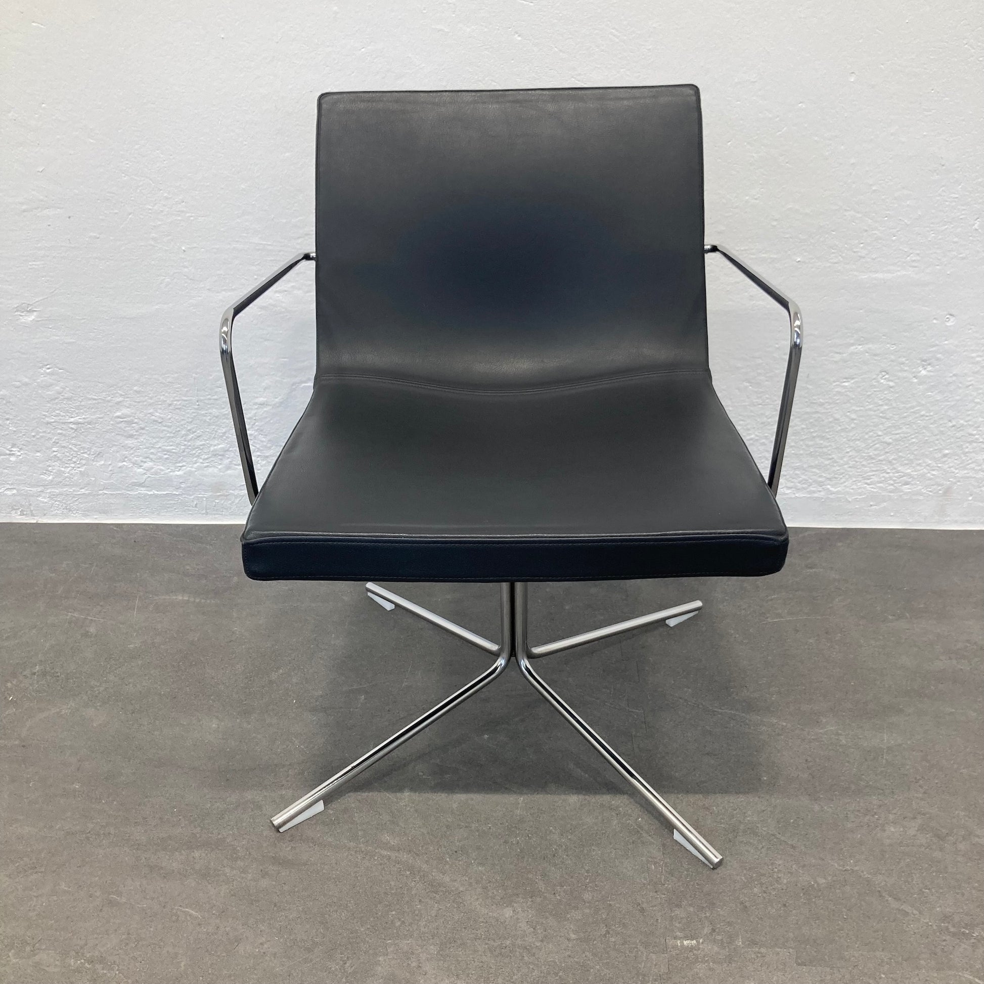 Offecct by Flokk Bond Armlehndrehstuhl aus Leder Schwarz - 6038991