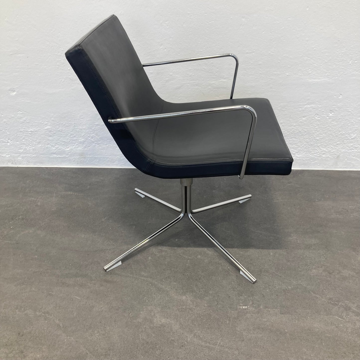 Offecct by Flokk Bond Armlehndrehstuhl mit Leder Rückenlehne - 6038991