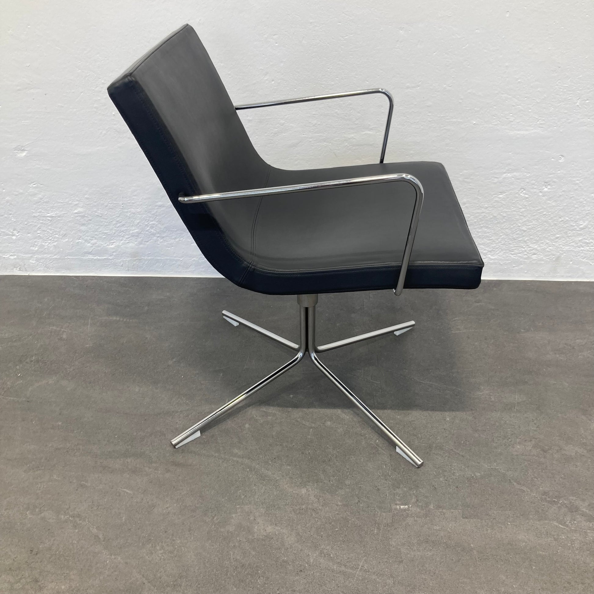 Offecct by Flokk Bond Armlehndrehstuhl mit Leder Rückenlehne - 6038991