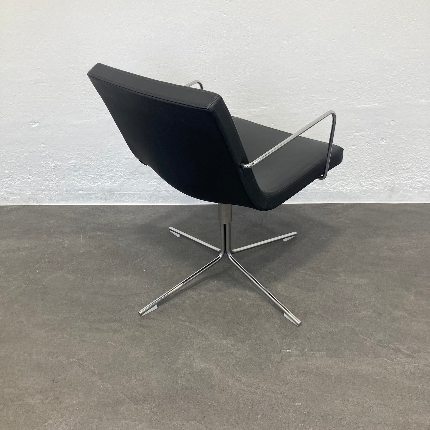 Offecct by Flokk Bond Armlehndrehstuhl mit Gestell Chrom glanz - 6038991