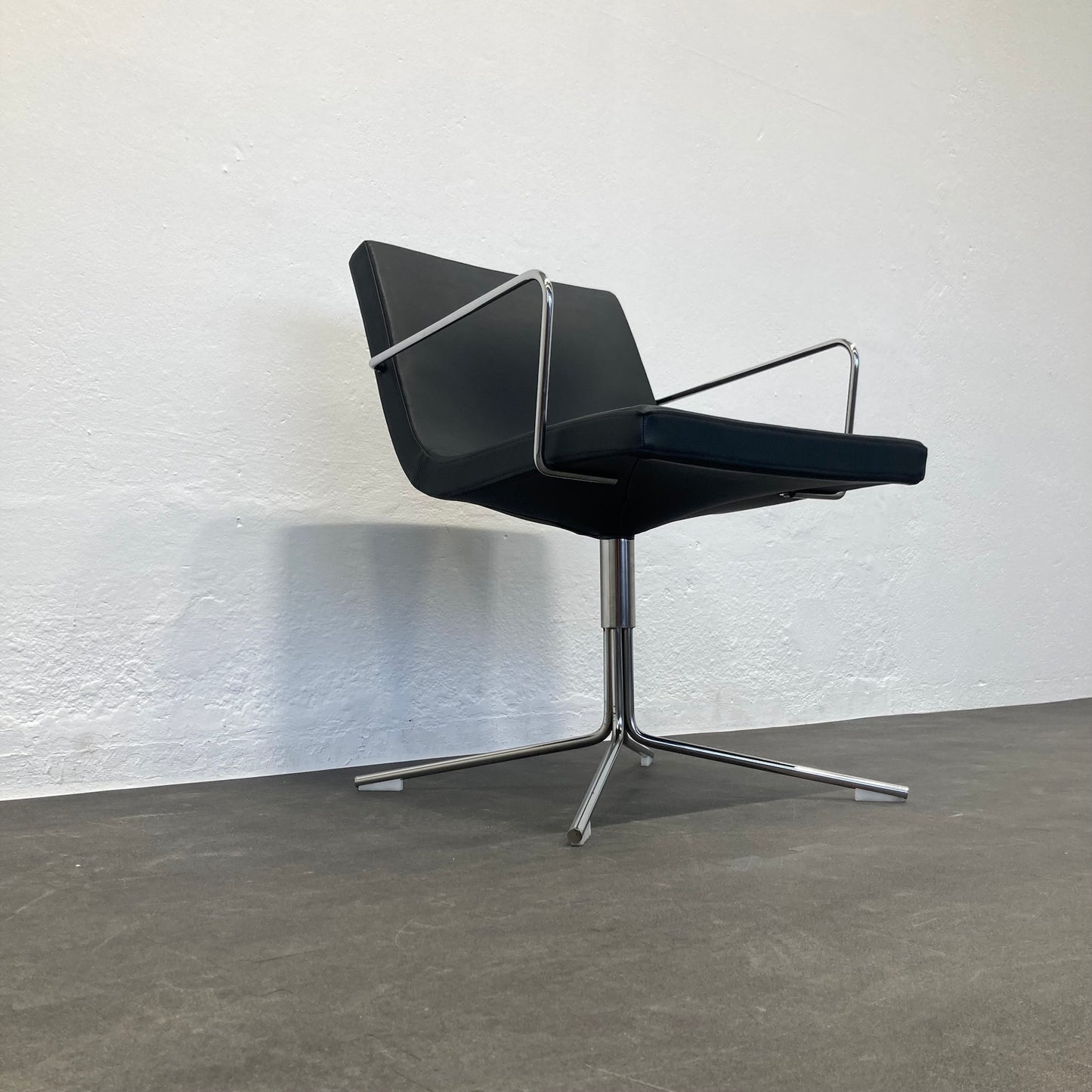 Offecct by Flokk Bond Armlehndrehstuhl seitliche Ansicht von unten links - 6038991