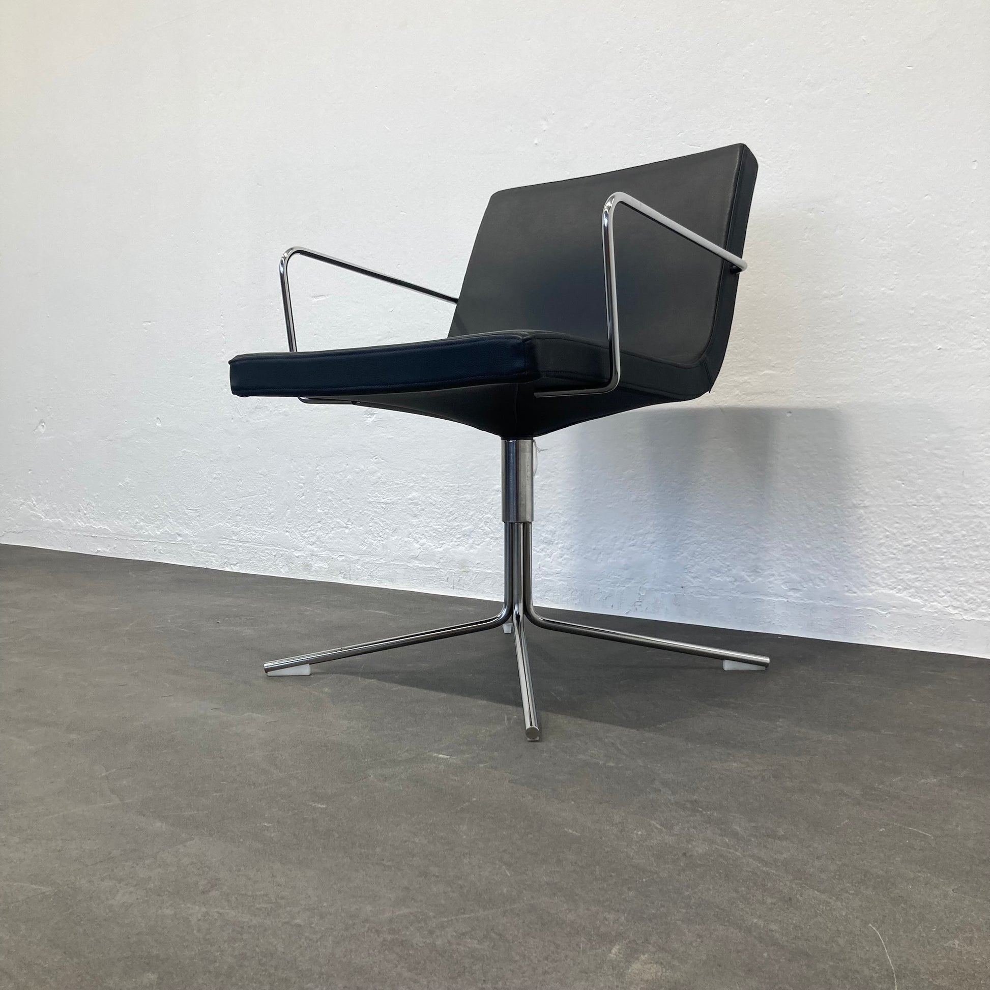Offecct by Flokk Bond Armlehndrehstuhl seitliche Ansicht von unten rechts - 6038991