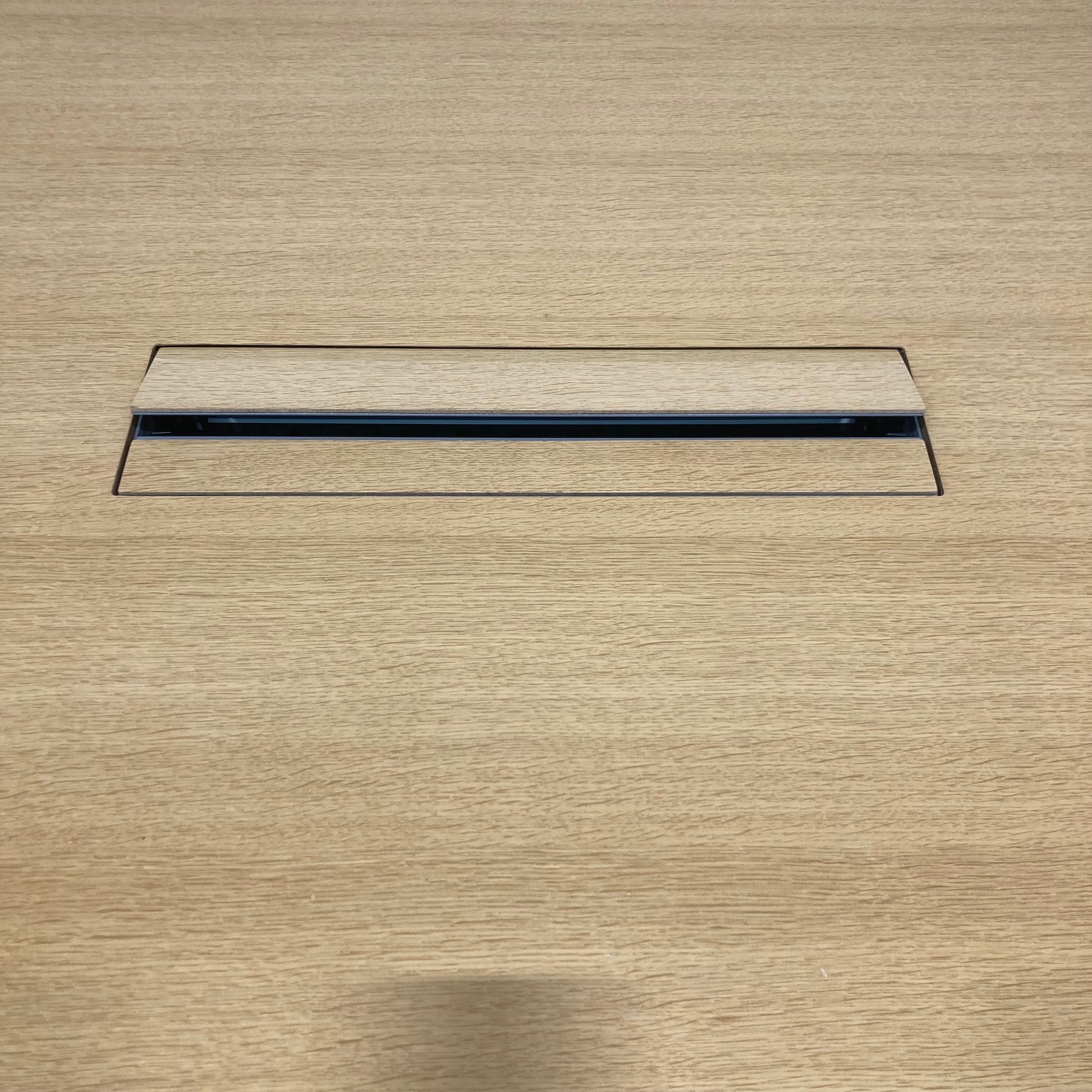 Lista Office LO Motion Sitzungstisch Detailfoto Kabelklappe geschlossen - 6039037