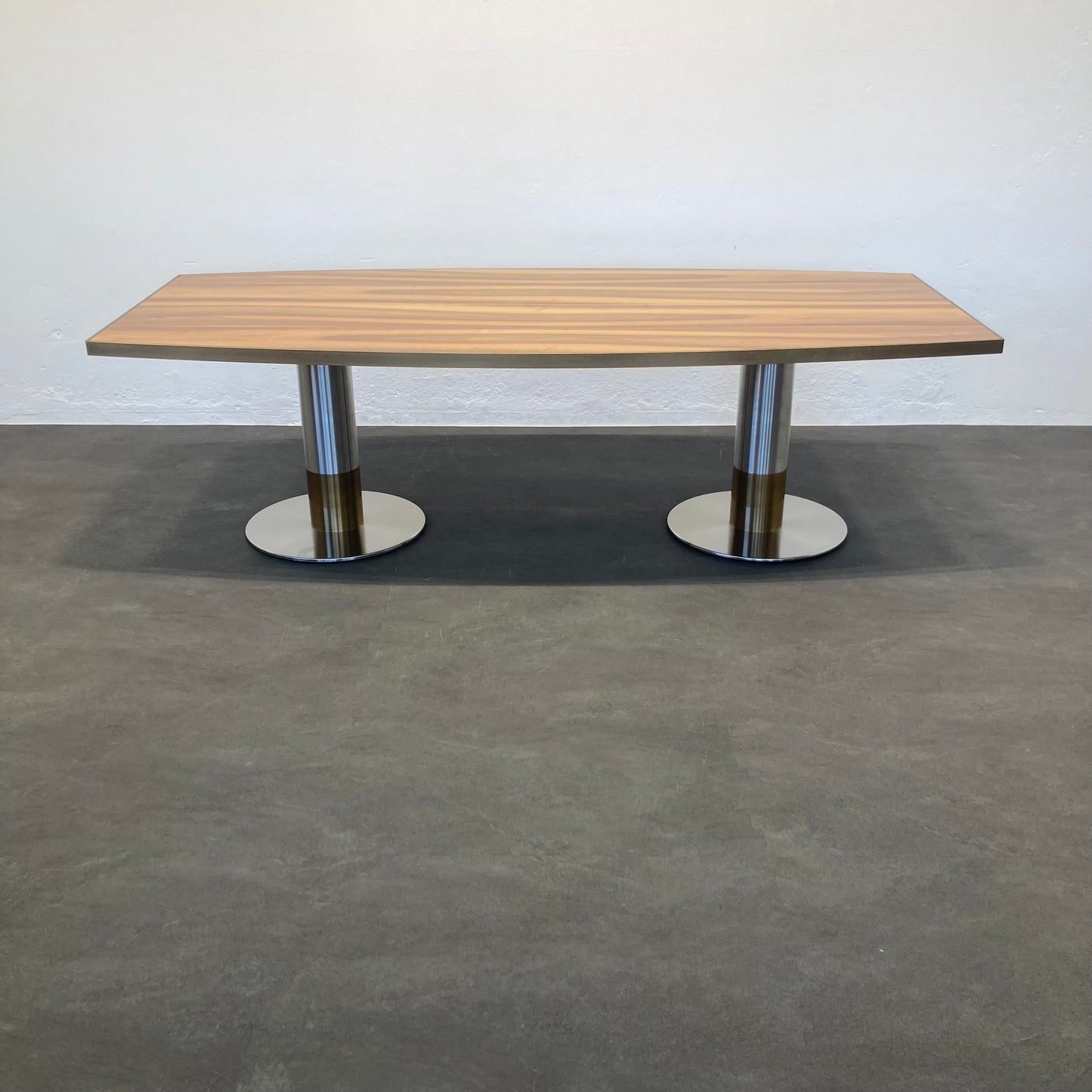 Wilkhahn Exclusiv Sitzungstisch 2500x1150mm mit Metallkante aus Spanplatte in Nussbaumfurnier - 6039852