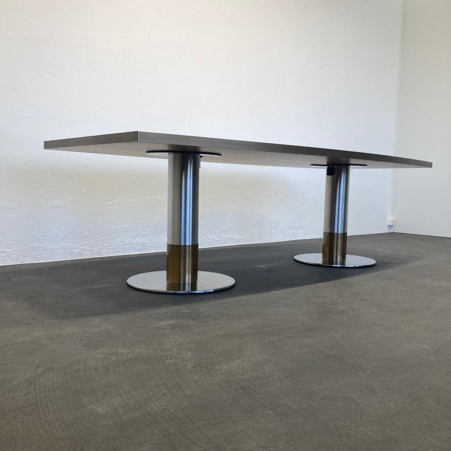 Wilkhahn Exclusiv Sitzungstisch 2500x1150mm mit Metallkante seitliche Ansicht von unten - 6039852
