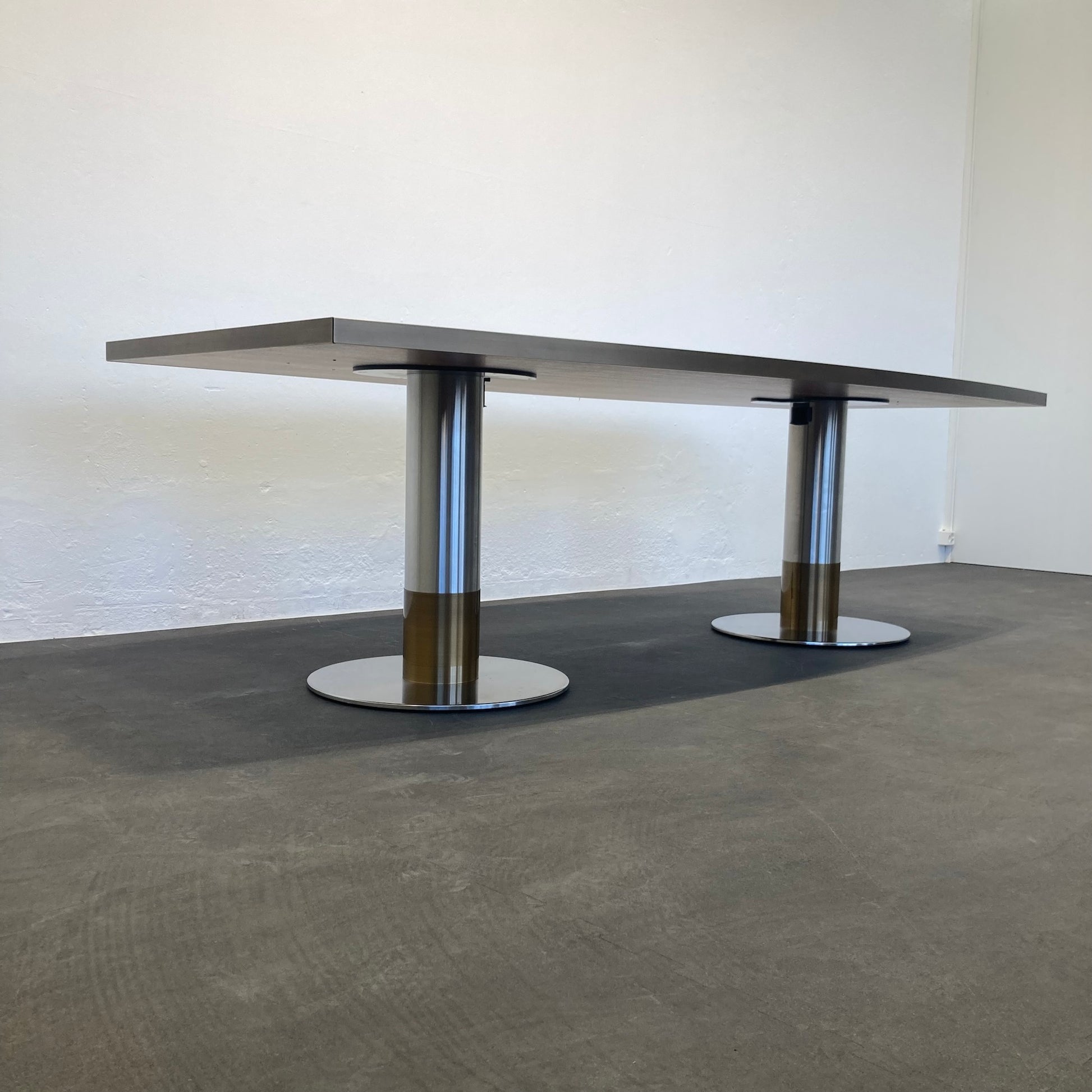 Wilkhahn Exclusiv Sitzungstisch 2500x1150mm mit Metallkante seitliche Ansicht von unten - 6039852