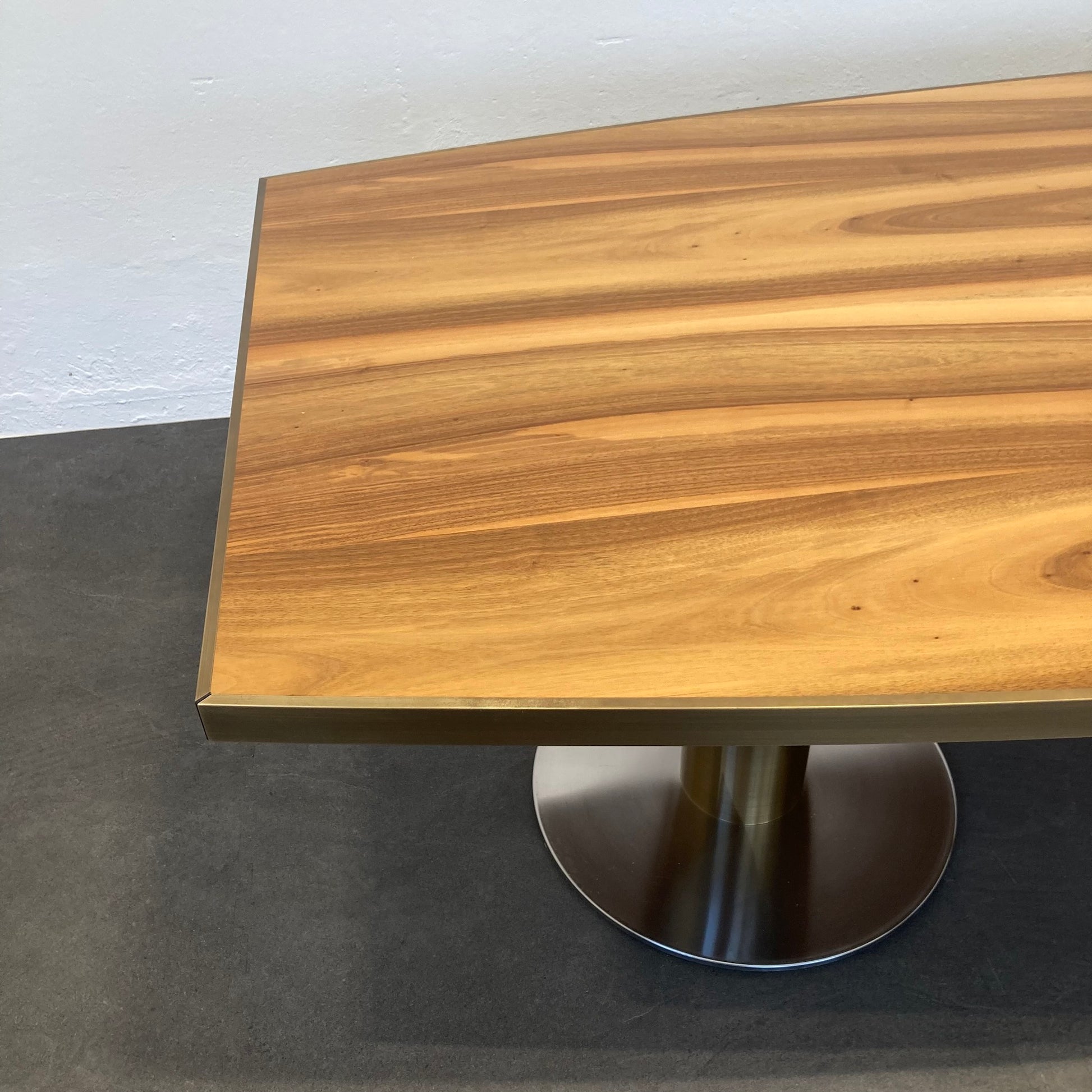 Wilkhahn Exclusiv Sitzungstisch 2500x1150mm mit Metallkante Detailfoto Tischplatte - 6039852