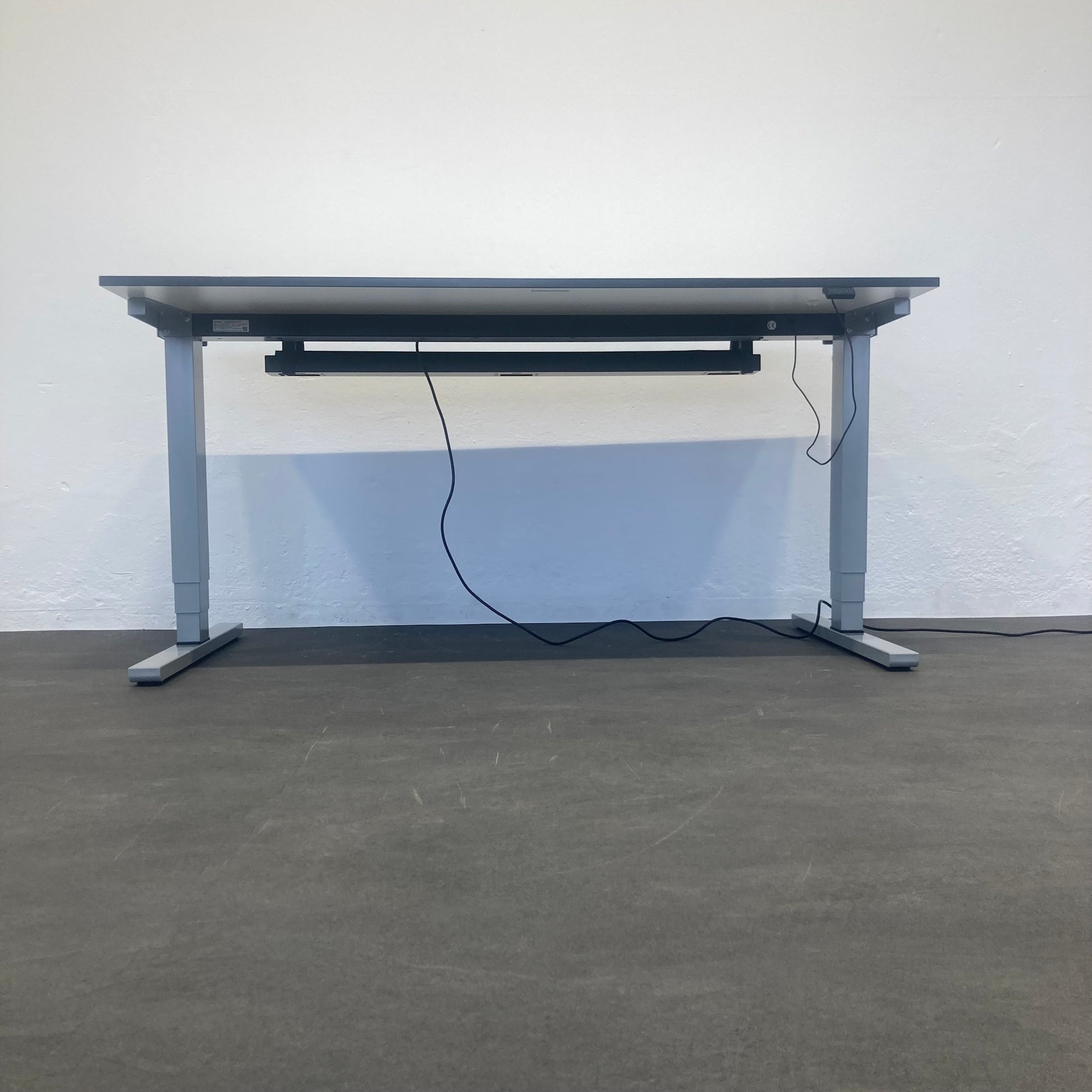 Level Pure Sitz-Steh Schreibtisch von unten frontal - 6039853