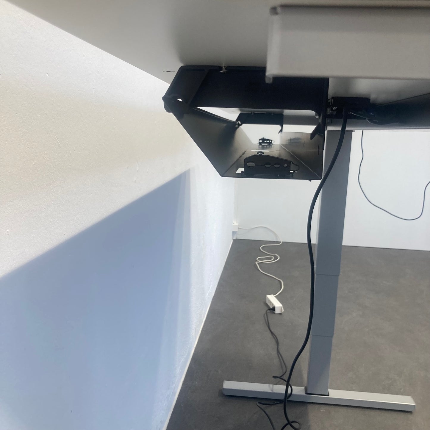 Level Pure Sitz-Steh Schreibtisch Detailfoto Kabelwanne geschlossen - 6039853