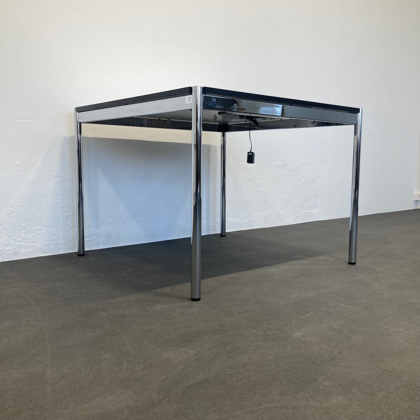 USM Haller Classic Sitzungstisch seitliche Ansicht von unten - 6039861