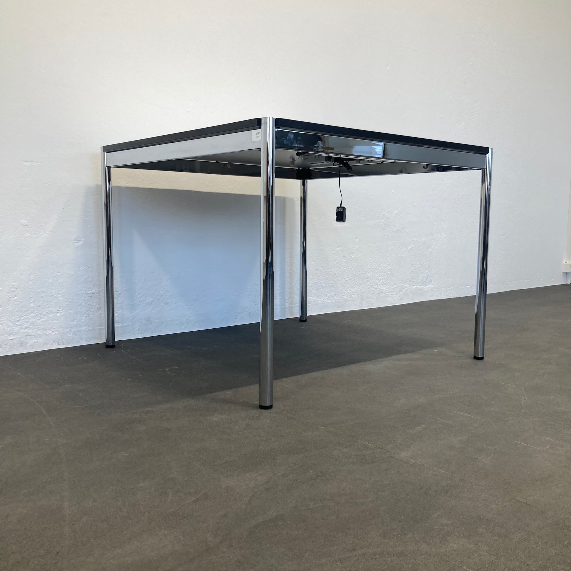 USM Haller Classic Sitzungstisch seitliche Ansicht von unten - 6039861