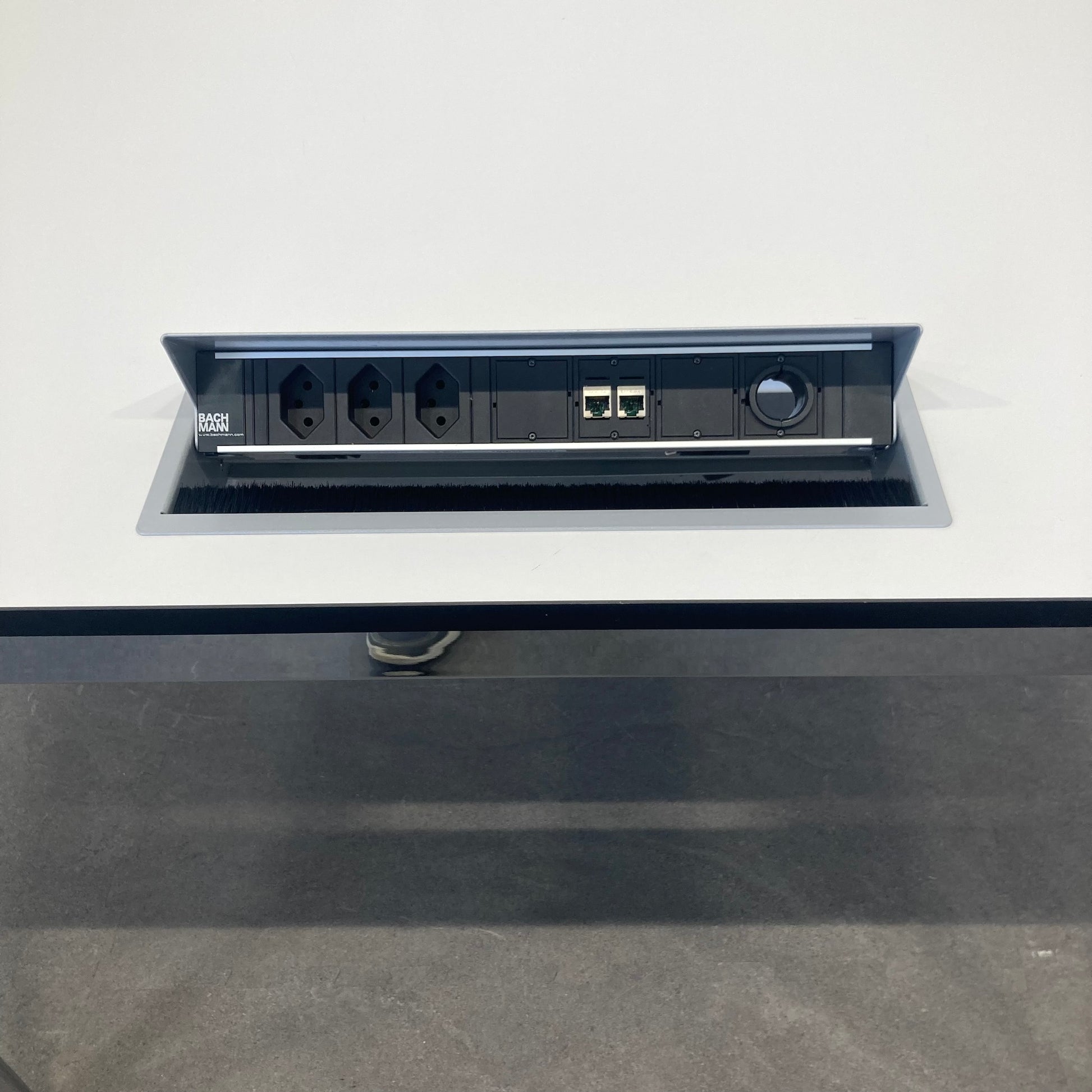 USM Haller Classic Sitzungstisch mit Bachmann Dose offen - 6039861