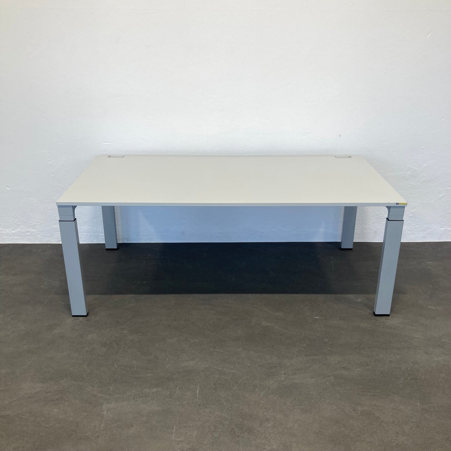 Haworth Tibas Schreibtisch aus Spanplatte Lichtgrau - 6039863
