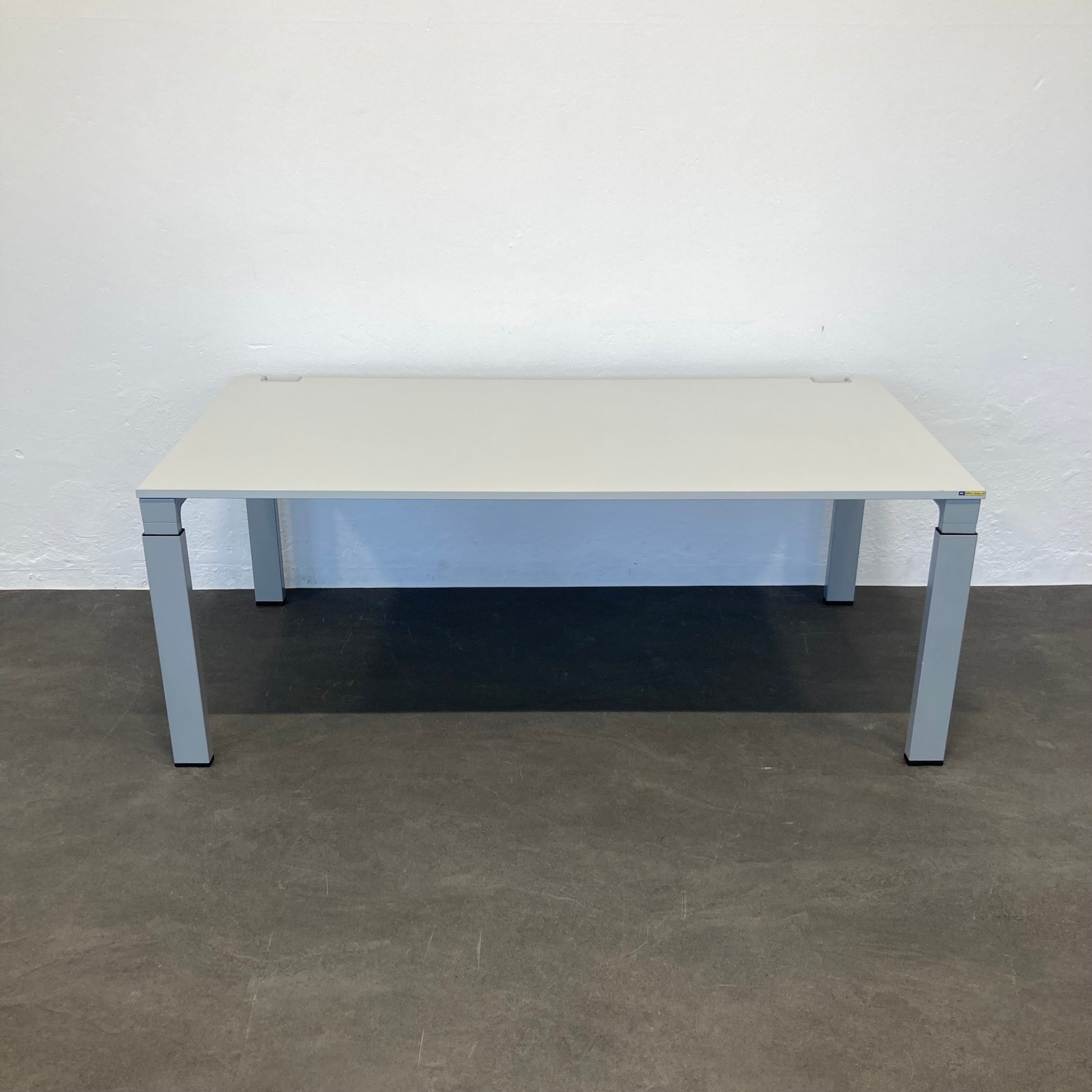 Haworth Tibas Schreibtisch aus Spanplatte Lichtgrau - 6039863
